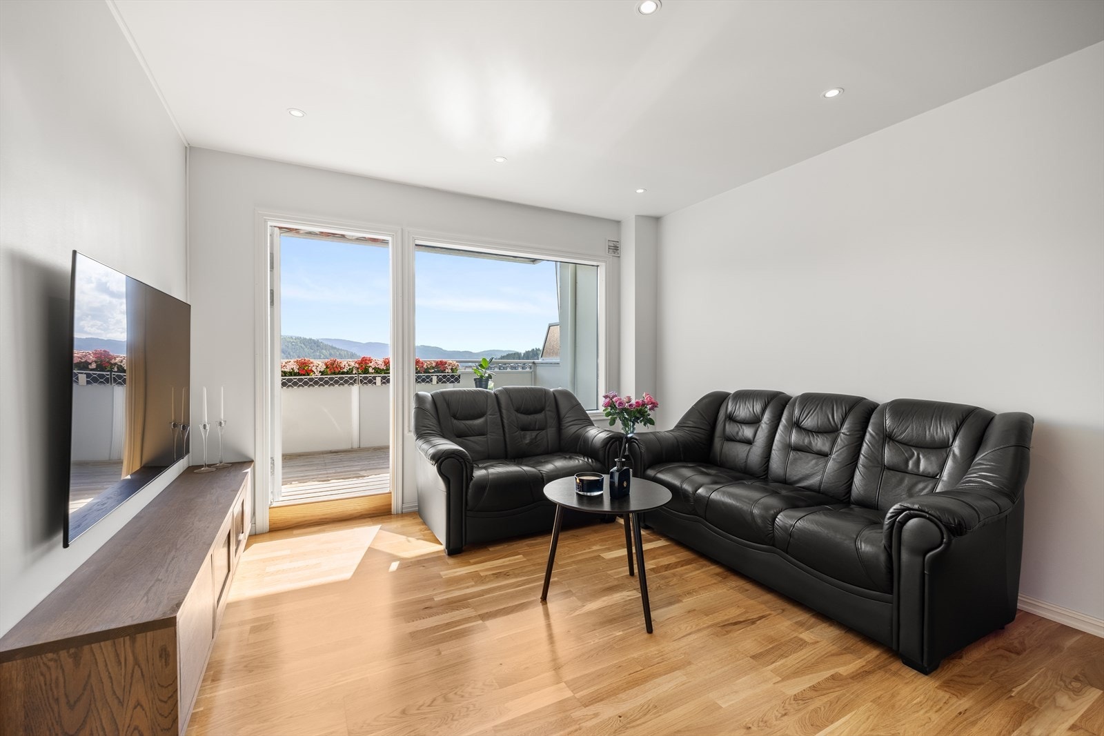 Leiligheten har fine overflater med standard fra 2015 - samt downlights i tak Galleribilde