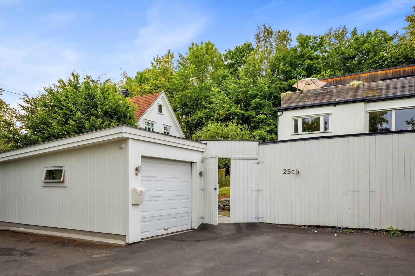 Tomannsboligen har like, speilvendte løsninger med garasje og 3 biloppstillingsplasser Galleribilde