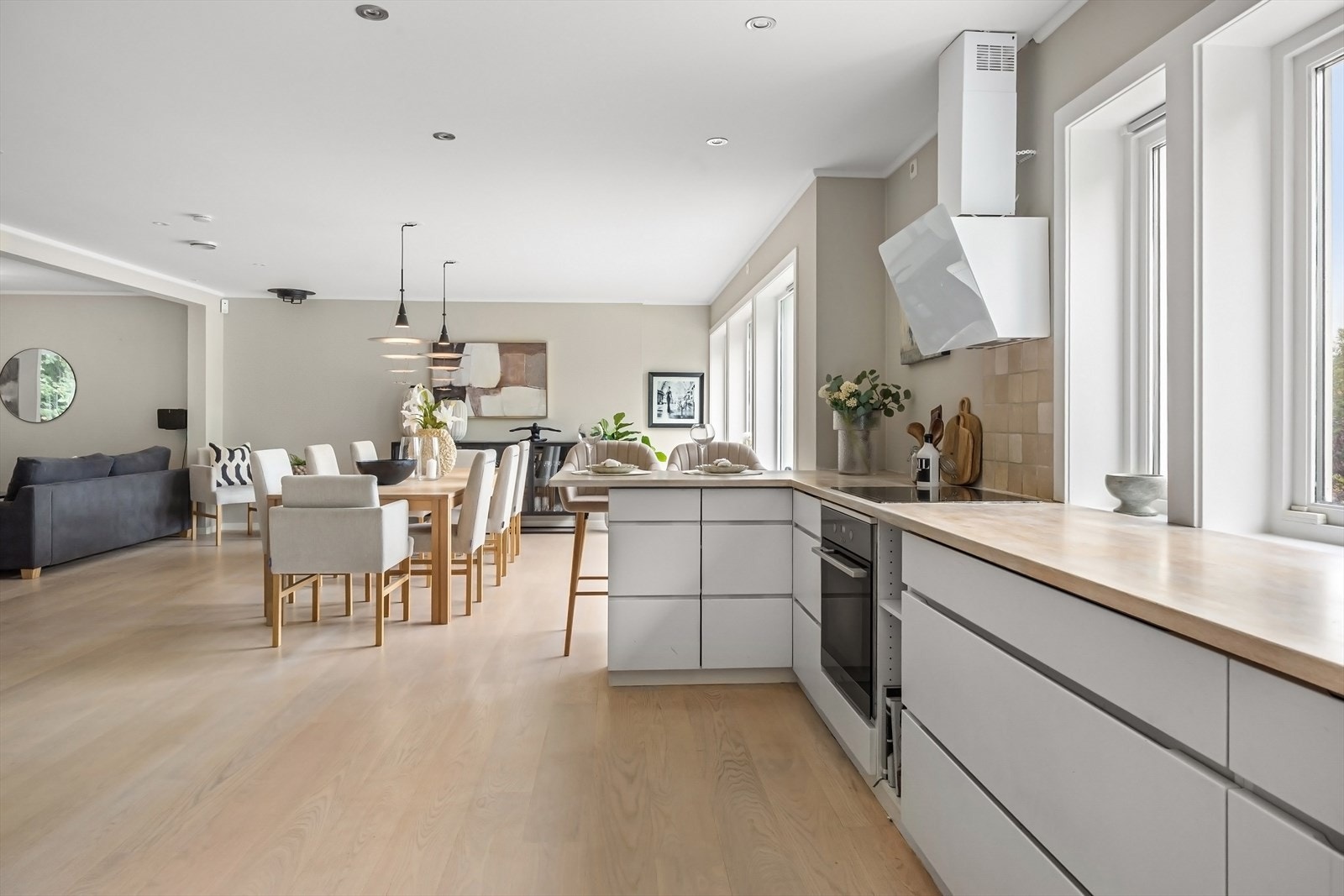 God kontakt mellom kjøkken og spisestue/stue Galleribilde