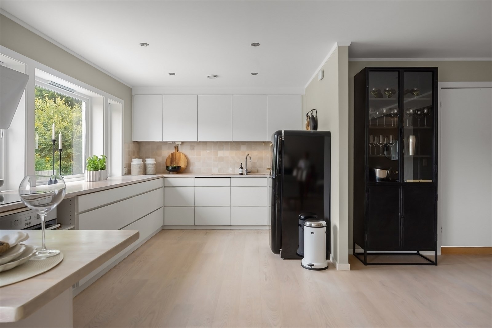 Kjøkkeninnredning med god skap- og benkeplass Galleribilde