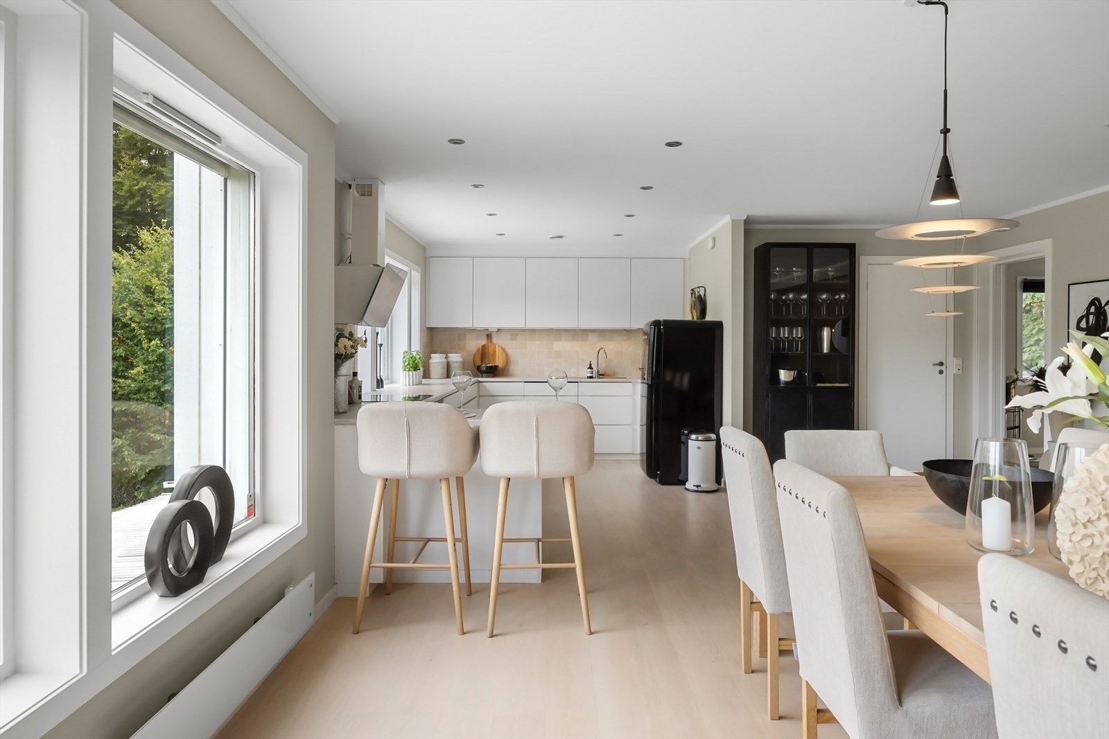 God kontakt mellom kjøkken og spisestue/stue Galleribilde