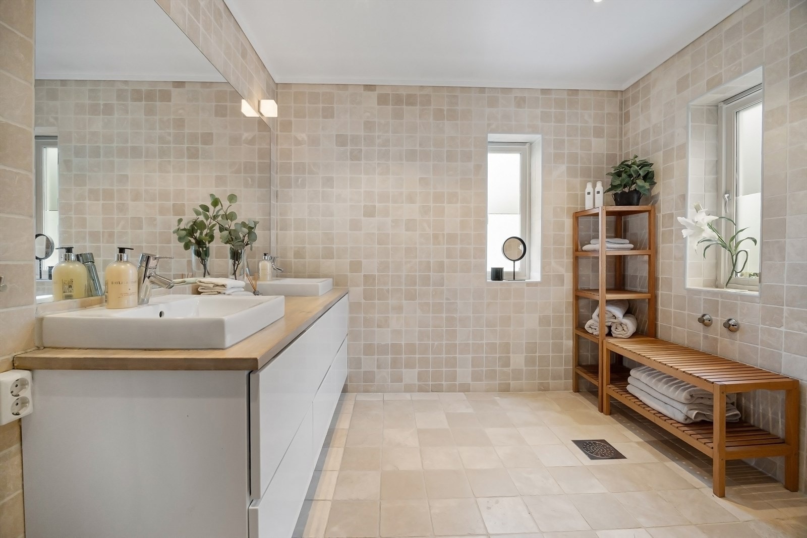 Husets hovedbad er av god størrelse Galleribilde