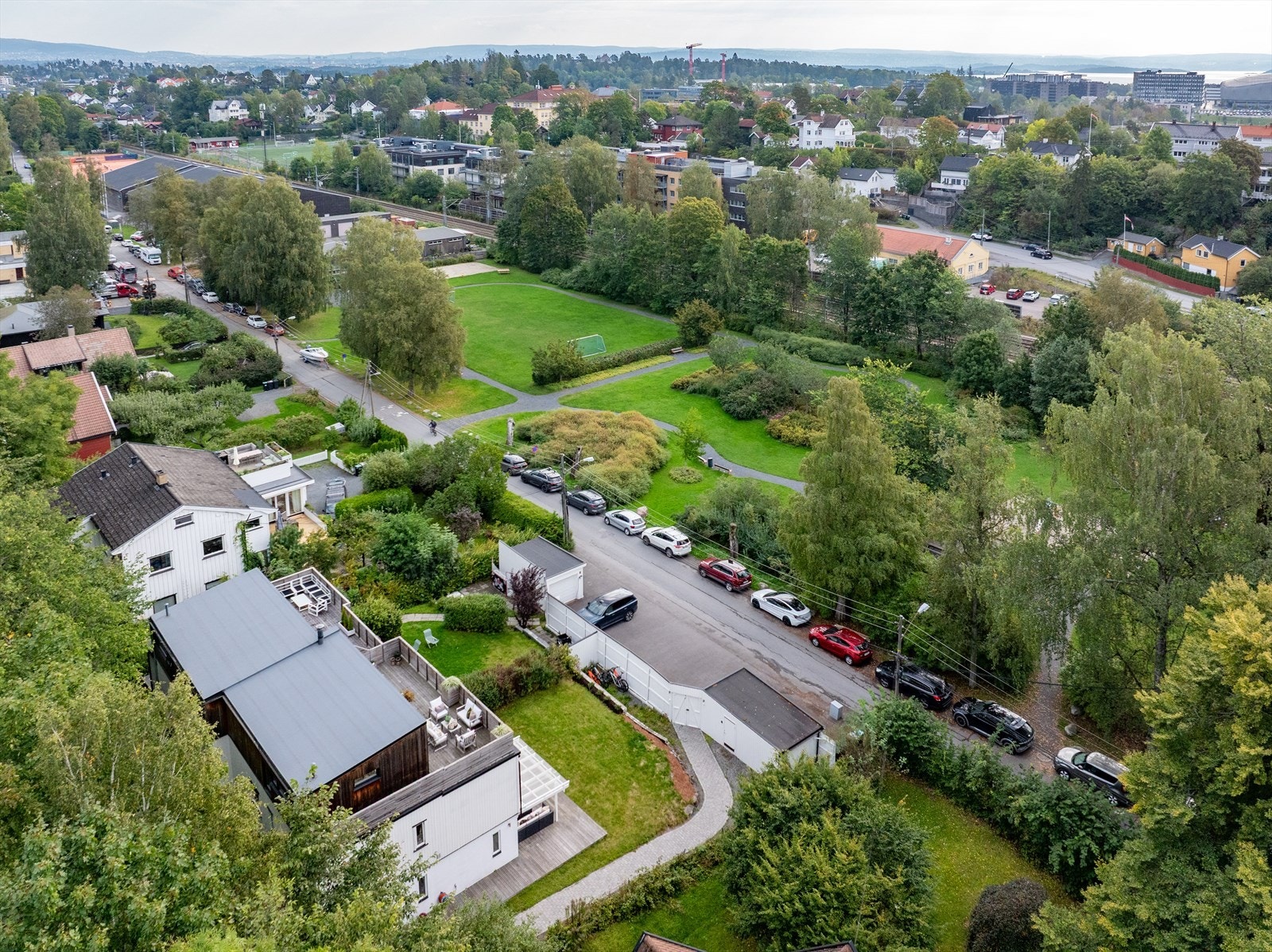 Mot sørøst; Stabekk Tennisklubb og meget velholdt park Galleribilde