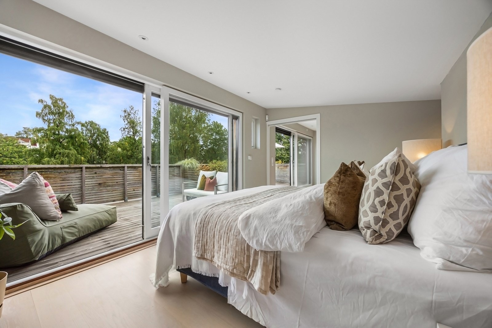 Flott og romslig hovedsoverom med takterrasse foran Galleribilde