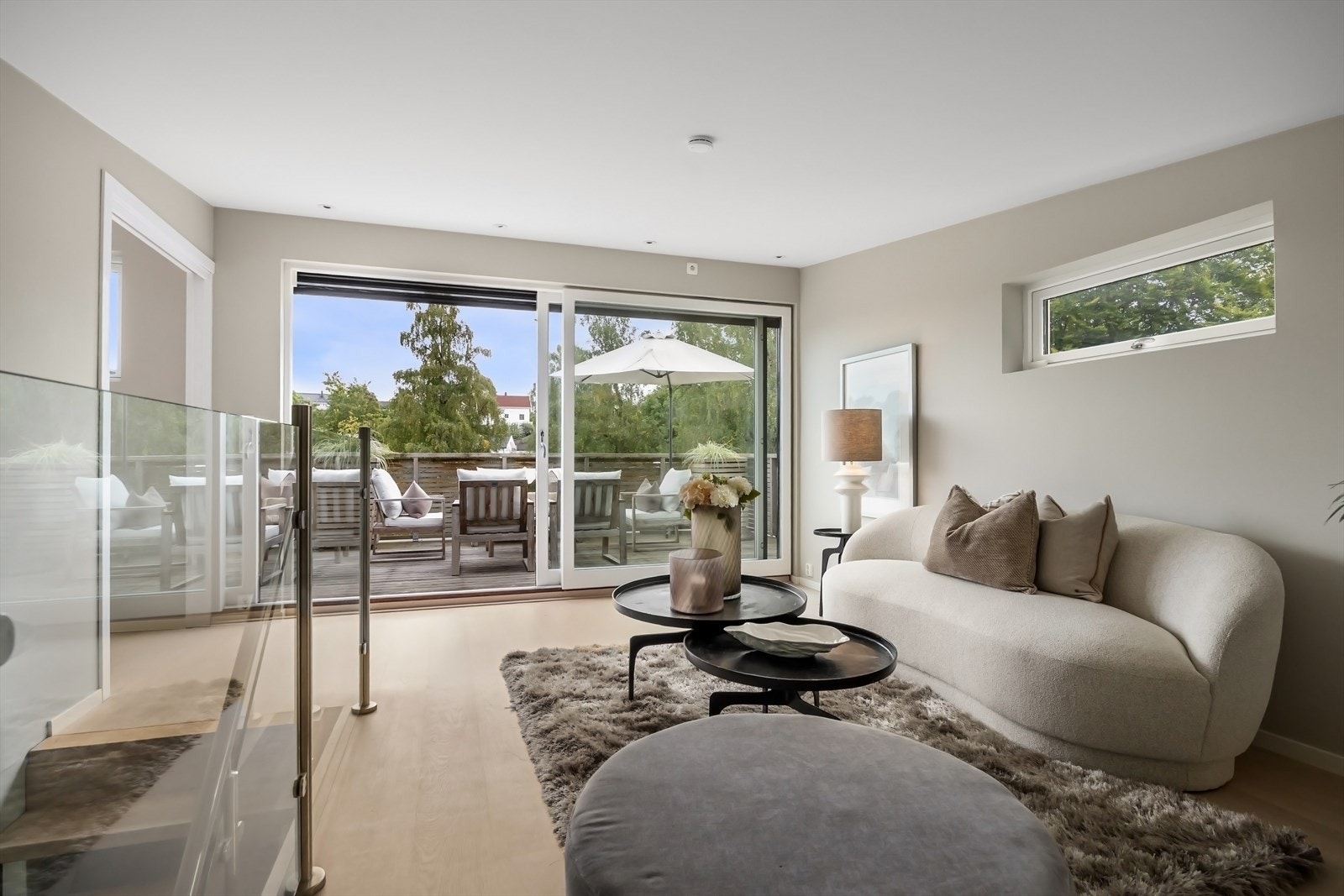 Loftstuen og hovedsoverom i toppetasjen har skyvedør til terrassen Galleribilde