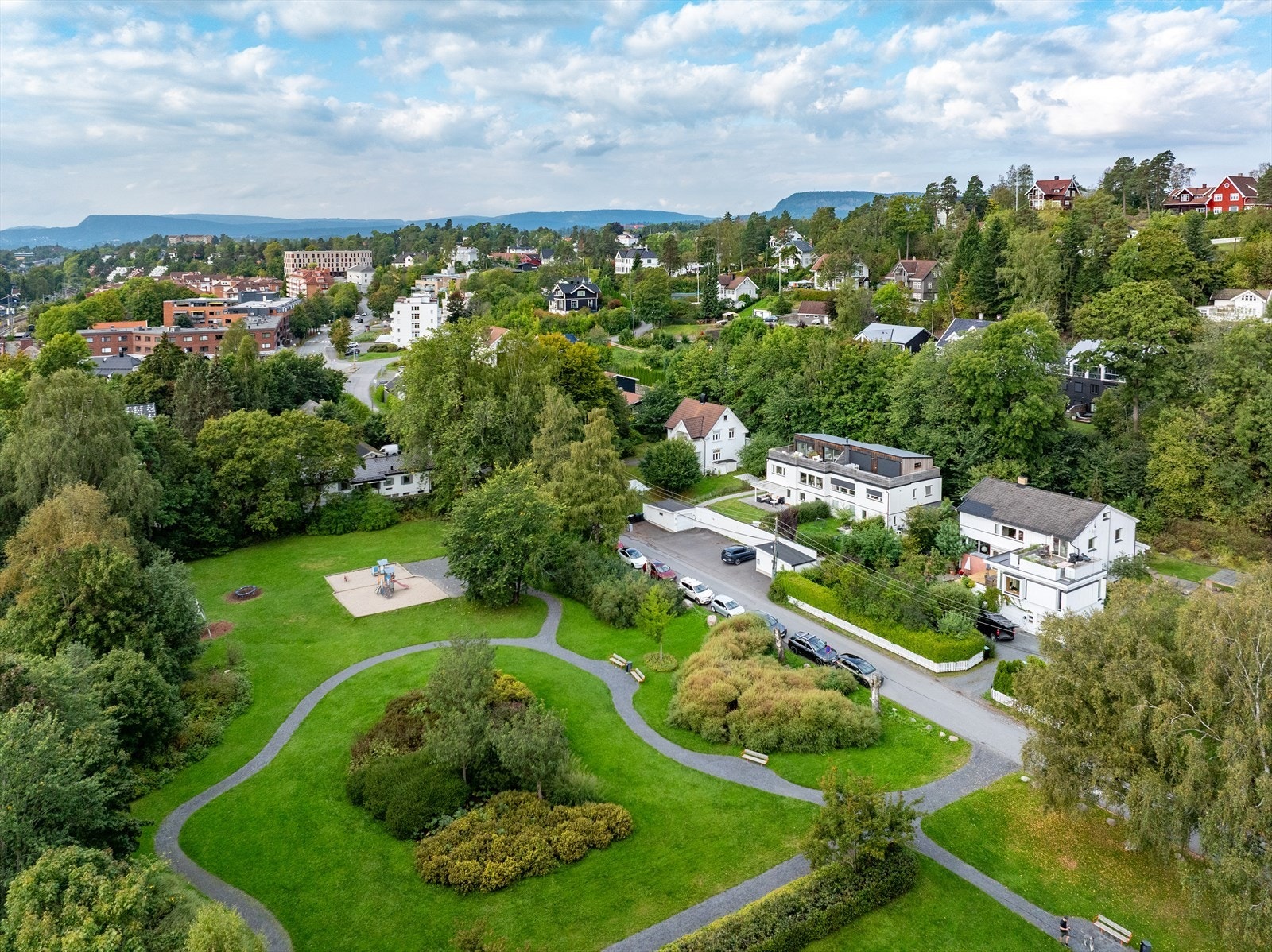Pent forvaltet kommunal park i forkant av bebyggelsen, herlig for barn, hund etc. Galleribilde