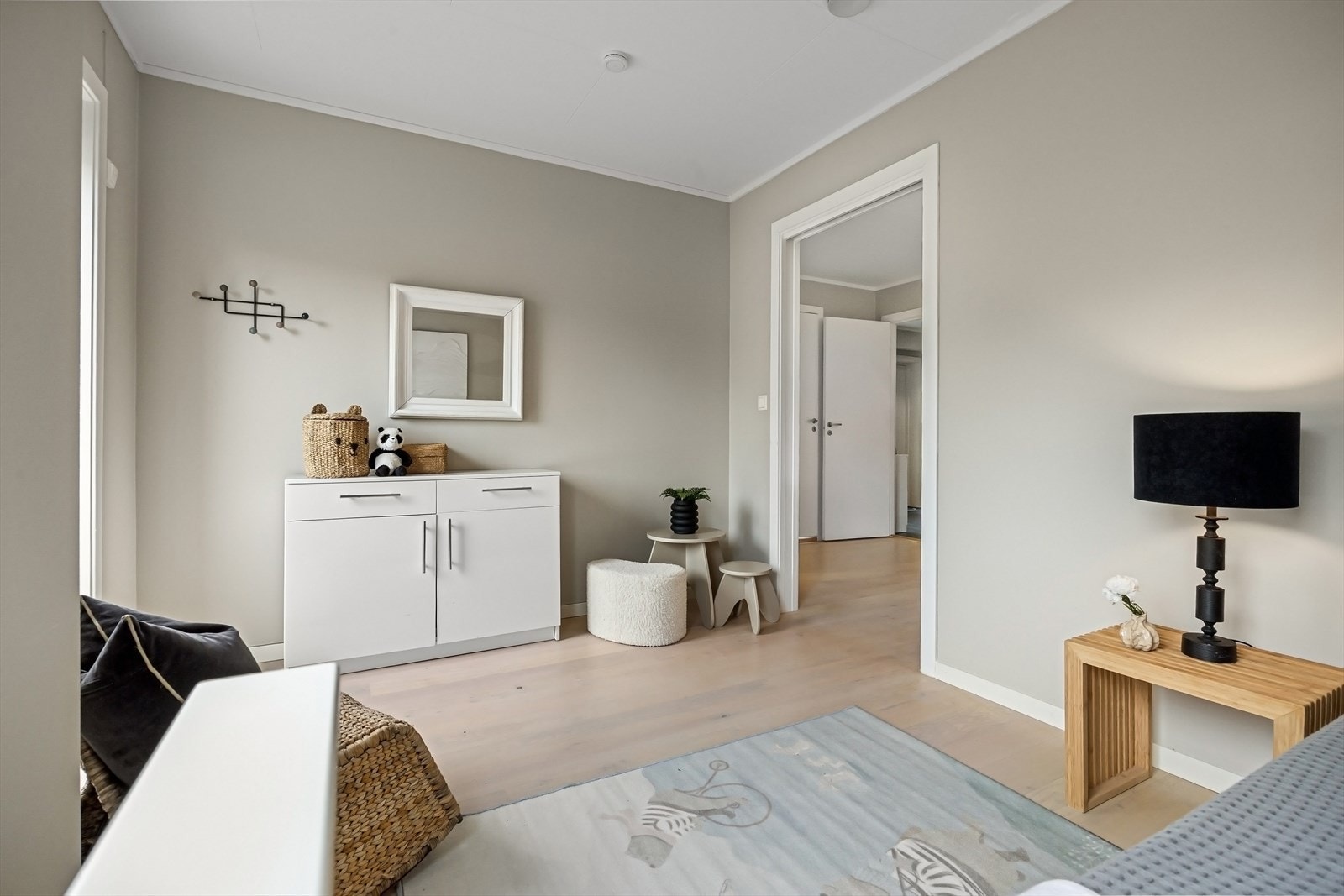 Barnerom nr. 3 i 1. etasje, med utgang til terrasse og hage Galleribilde