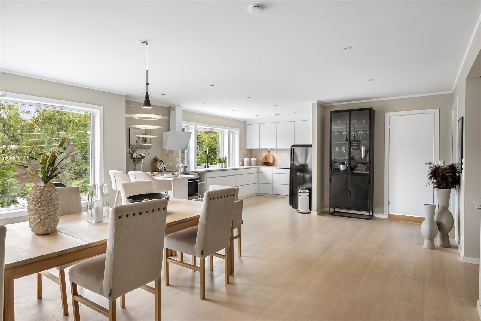 Gulv og trapper er slipt og behandlet som beskrevet, himlinger er skiftet Galleribilde