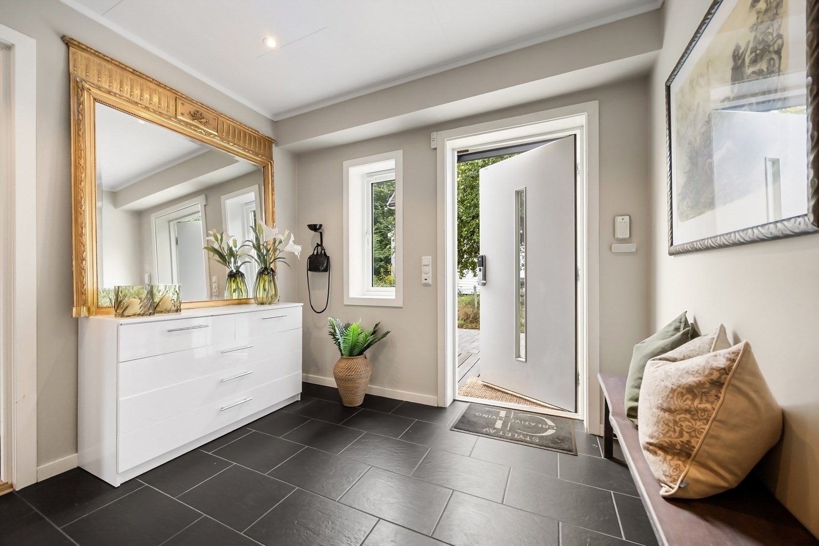 Entré/hall 1. etasje Galleribilde