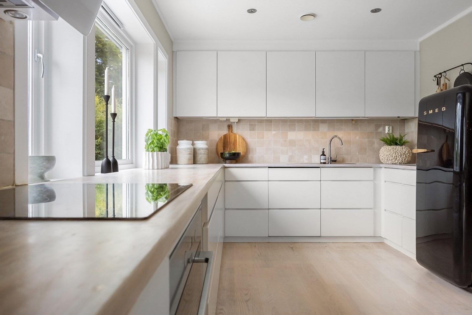 Ryddig kjøkken med rene linjer Galleribilde