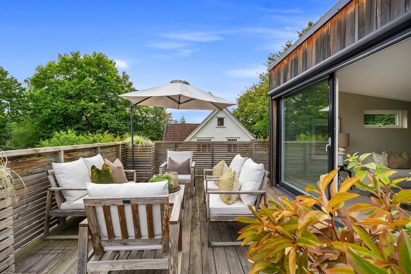 Solrik, usjenert takterrasse foran loftstue og hovedsoverom Galleribilde