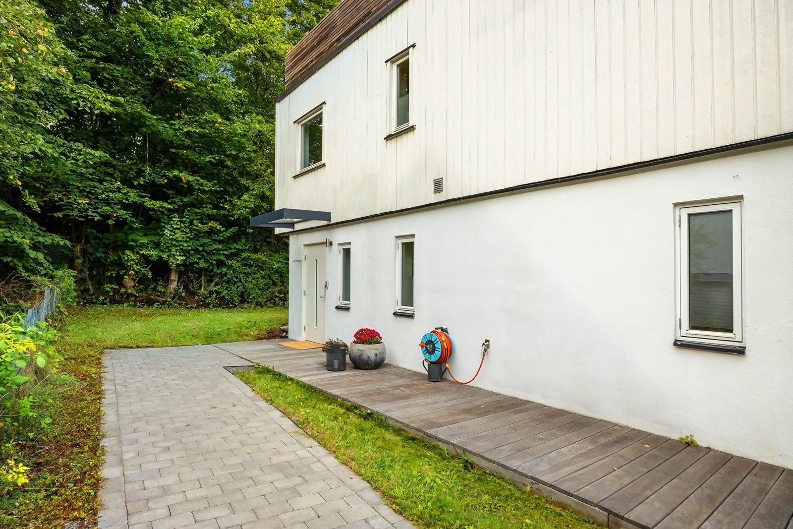 Inngangsparti med oppgraderinger som belegningsstein, ny hoveddør og nytt tak over Galleribilde