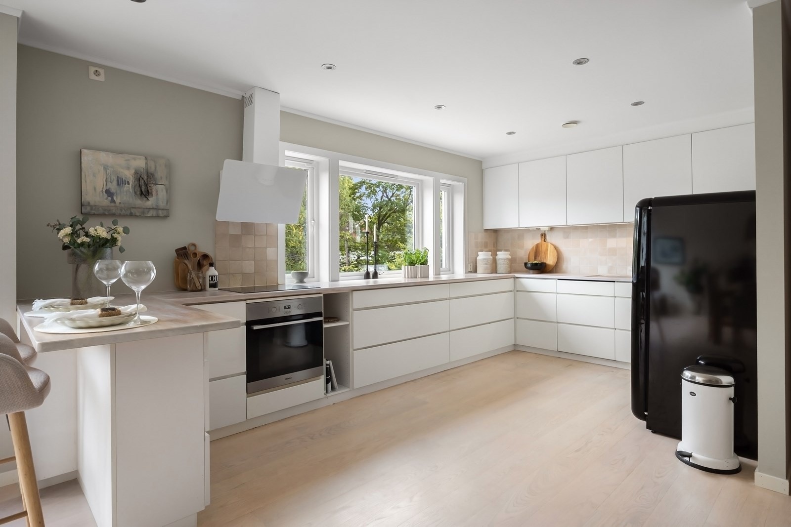 Kjøkkeninnredning med god skap- og benkeplass Galleribilde