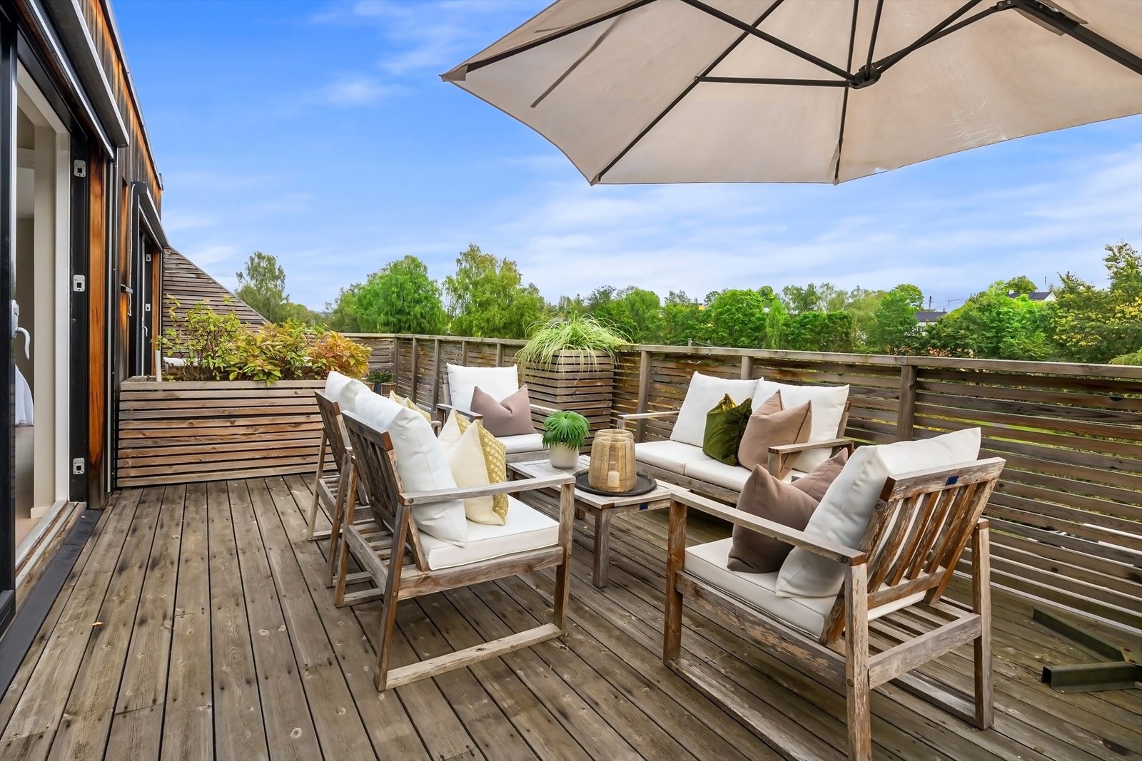 Solrik, usjenert takterrasse foran loftstue og hovedsoverom Galleribilde