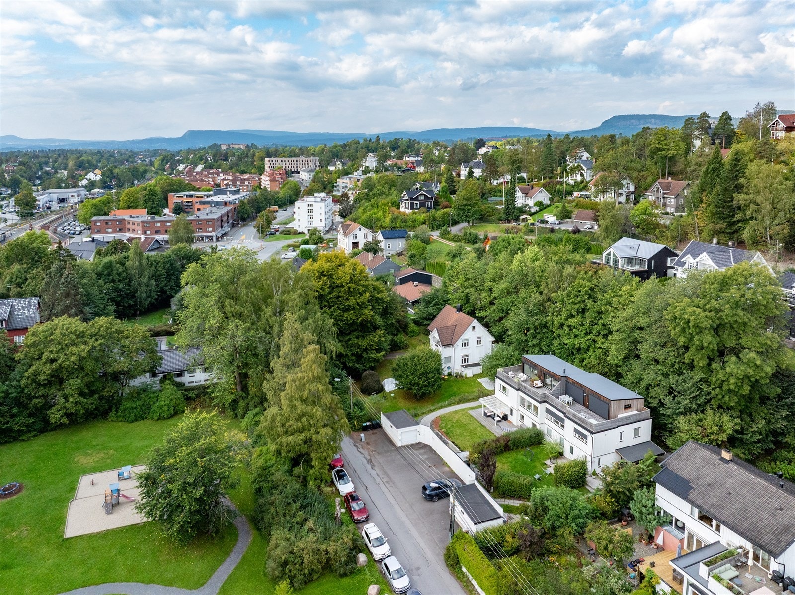 200 meter til Stabekk sentrum med butikker, buss og tog Galleribilde