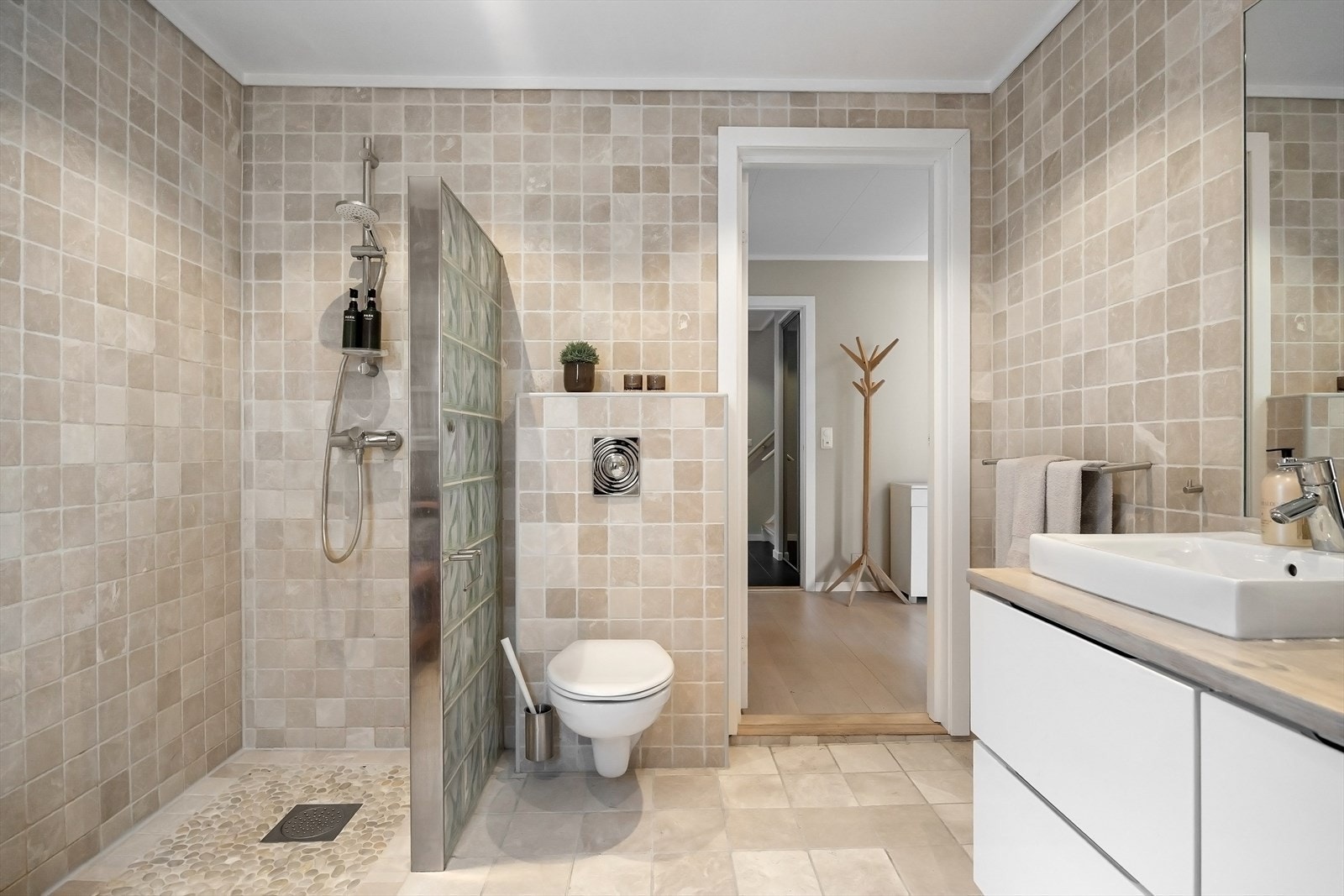 Husets hovedbad er romslig og ligger i 1. etasje Galleribilde