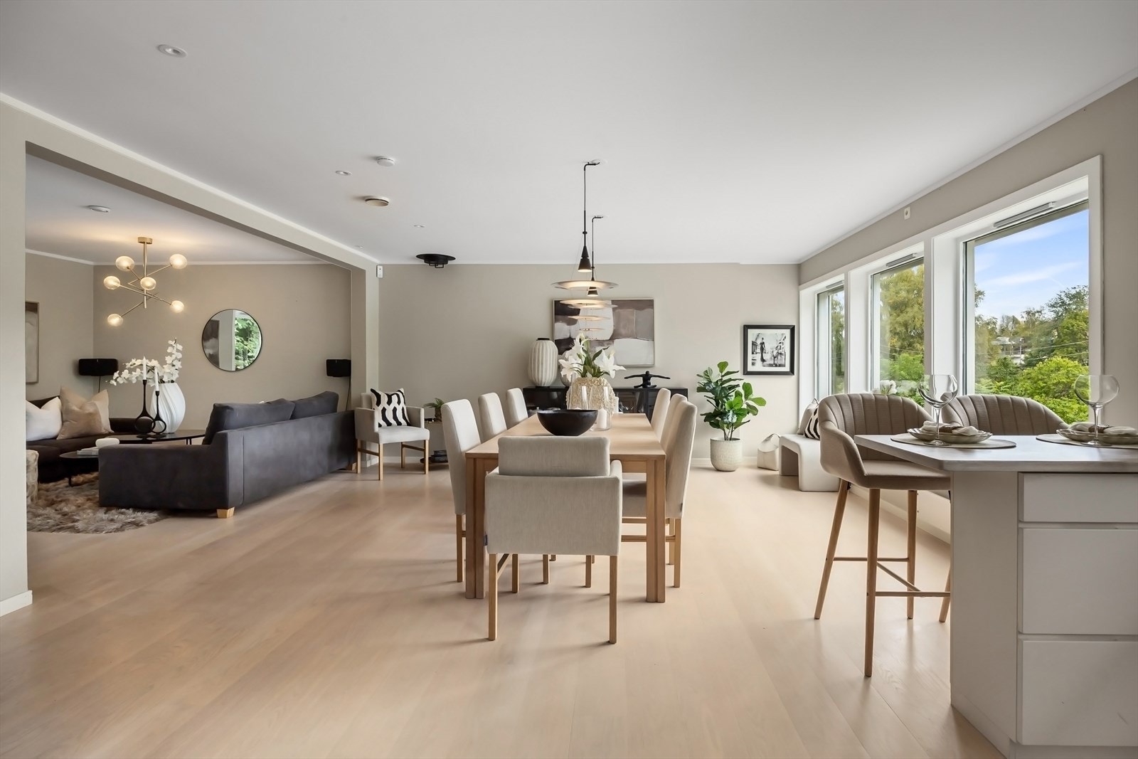 Hovedetasje på 87 m², der majoriteten er sosial og åpen Galleribilde