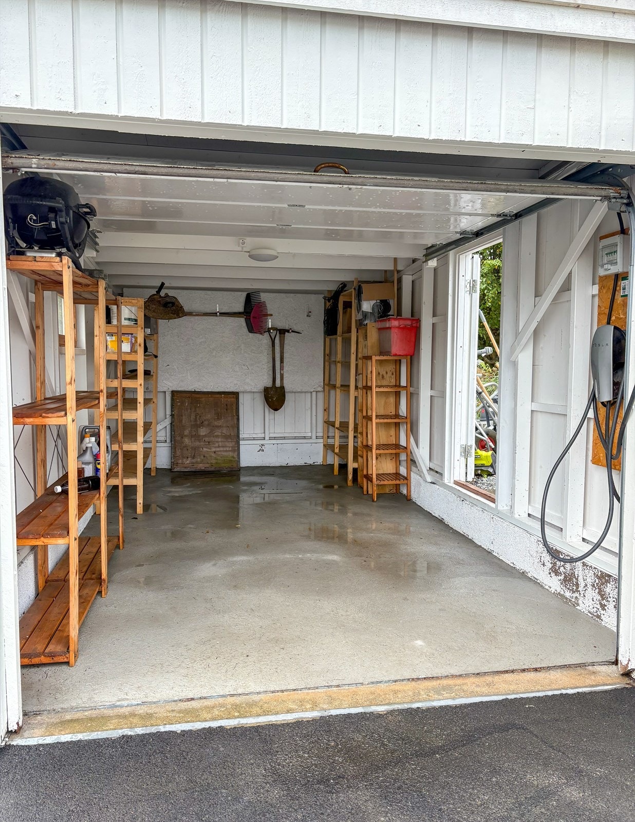 Garasje med støpt gulv, elbil-lader og økt strøm tilført Galleribilde