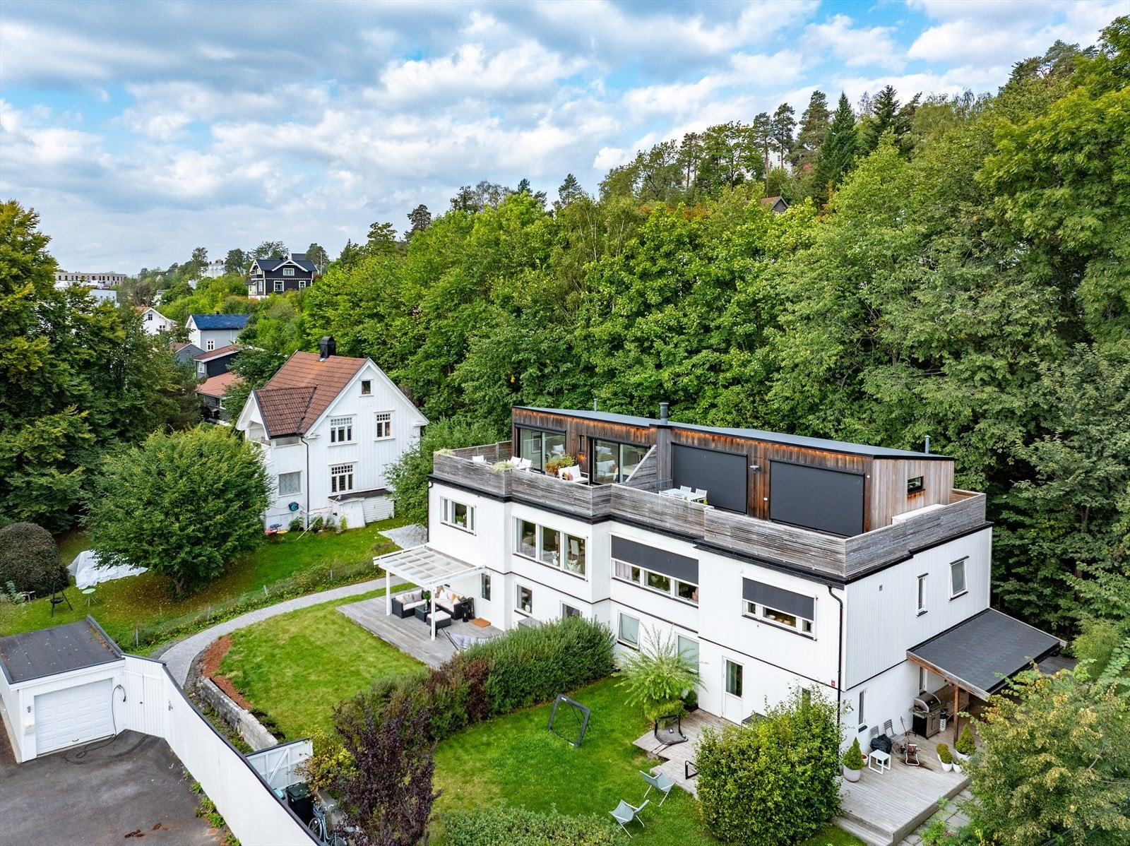 Frodig, sydvendt beliggenhet med byggestopp i nabolaget bak Galleribilde