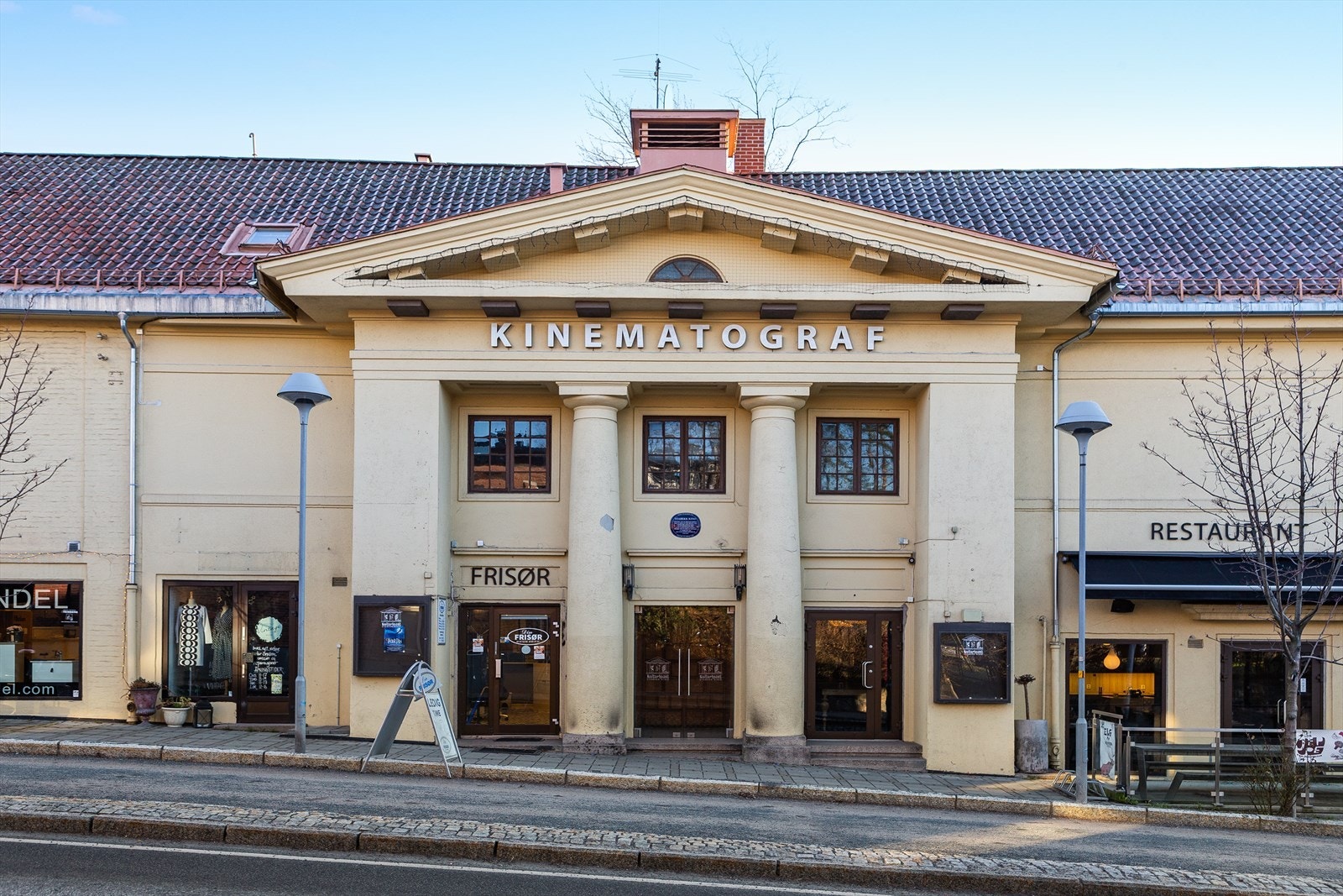Gamle Stabekk kino byr i dag på bl.a. spisesteder og enkelte lokalbutikker Galleribilde