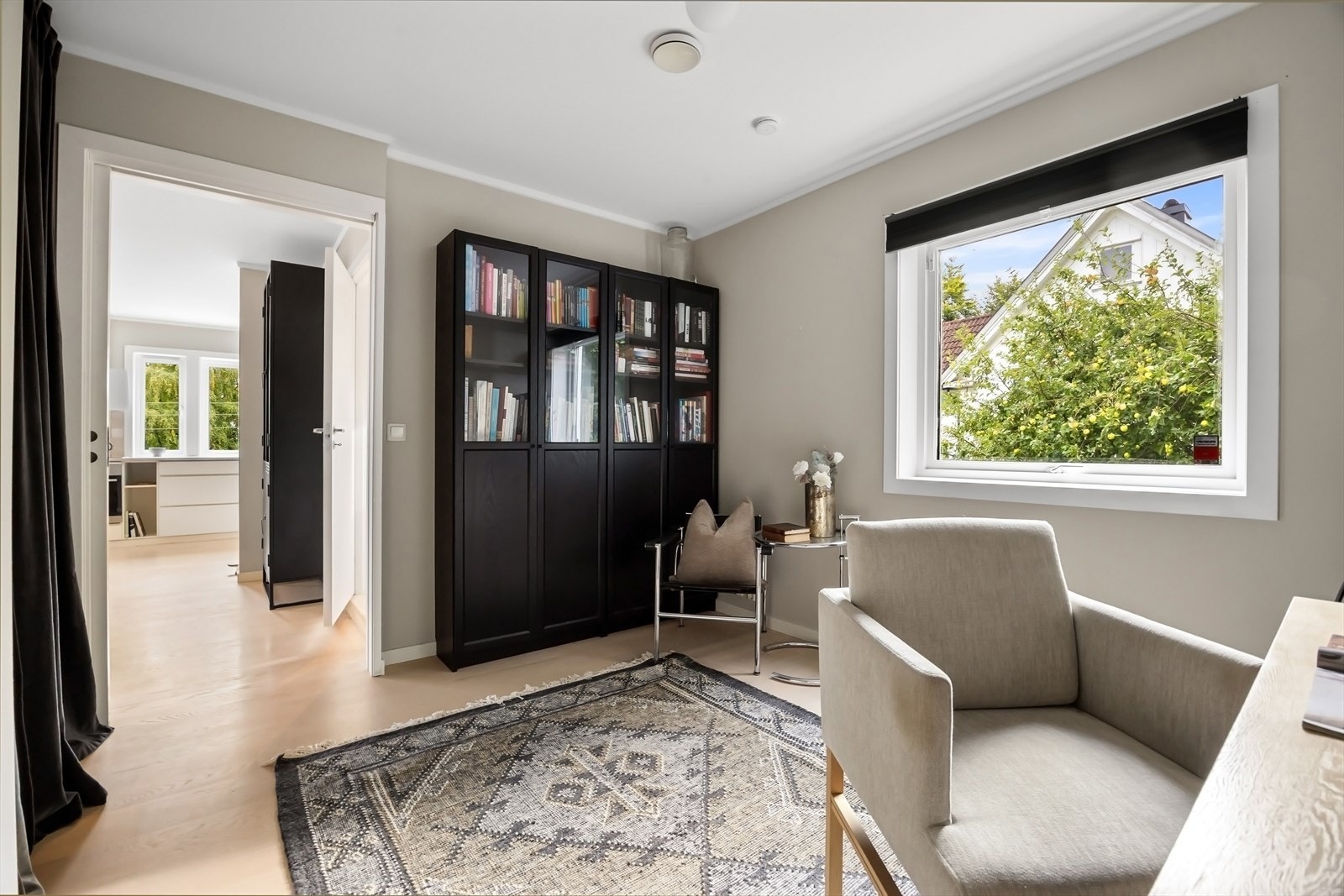 Til hovedetasjen ligger et soverom, i dag kontor Galleribilde