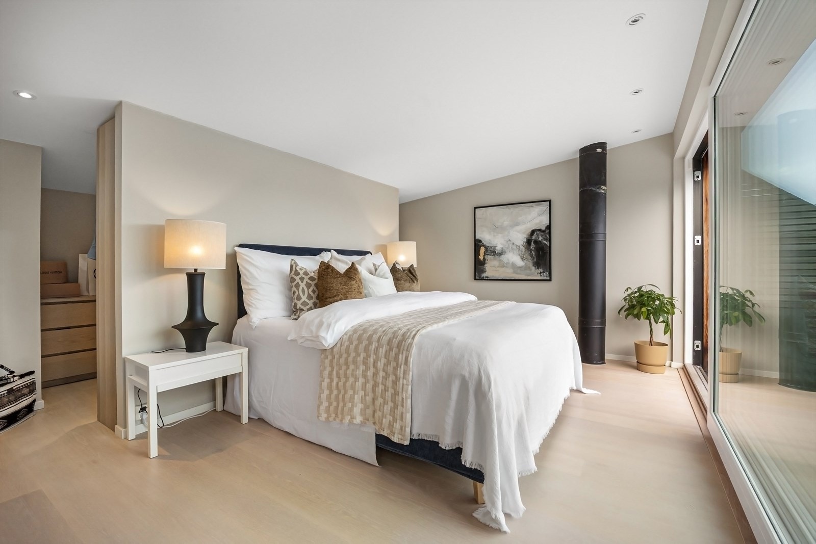 Hovedsoverom med garderobe bak (stålpipe forberedt for ildsted i stue under) Galleribilde