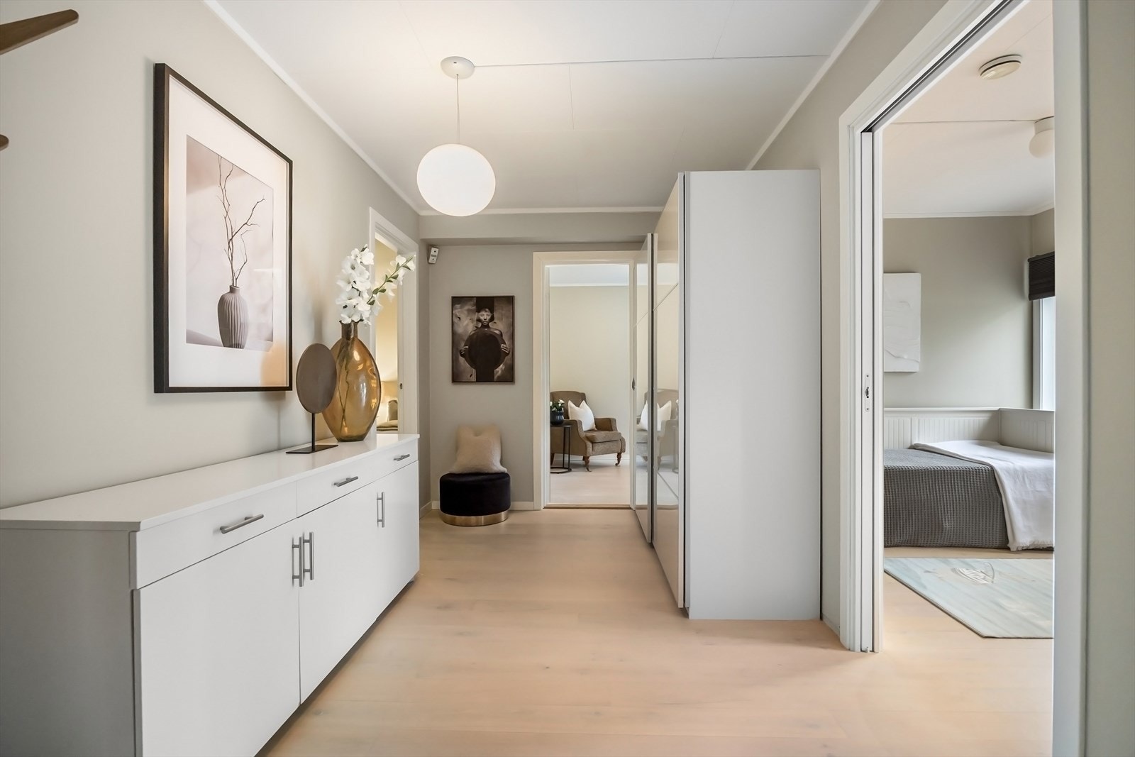 Mellomgang 1. etasje, mellom bad og 3 soverom Galleribilde