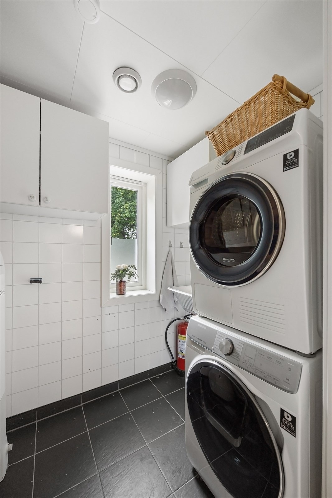 Vaskerom med ventilasjonsanlegg og varmtvannsbereder Galleribilde