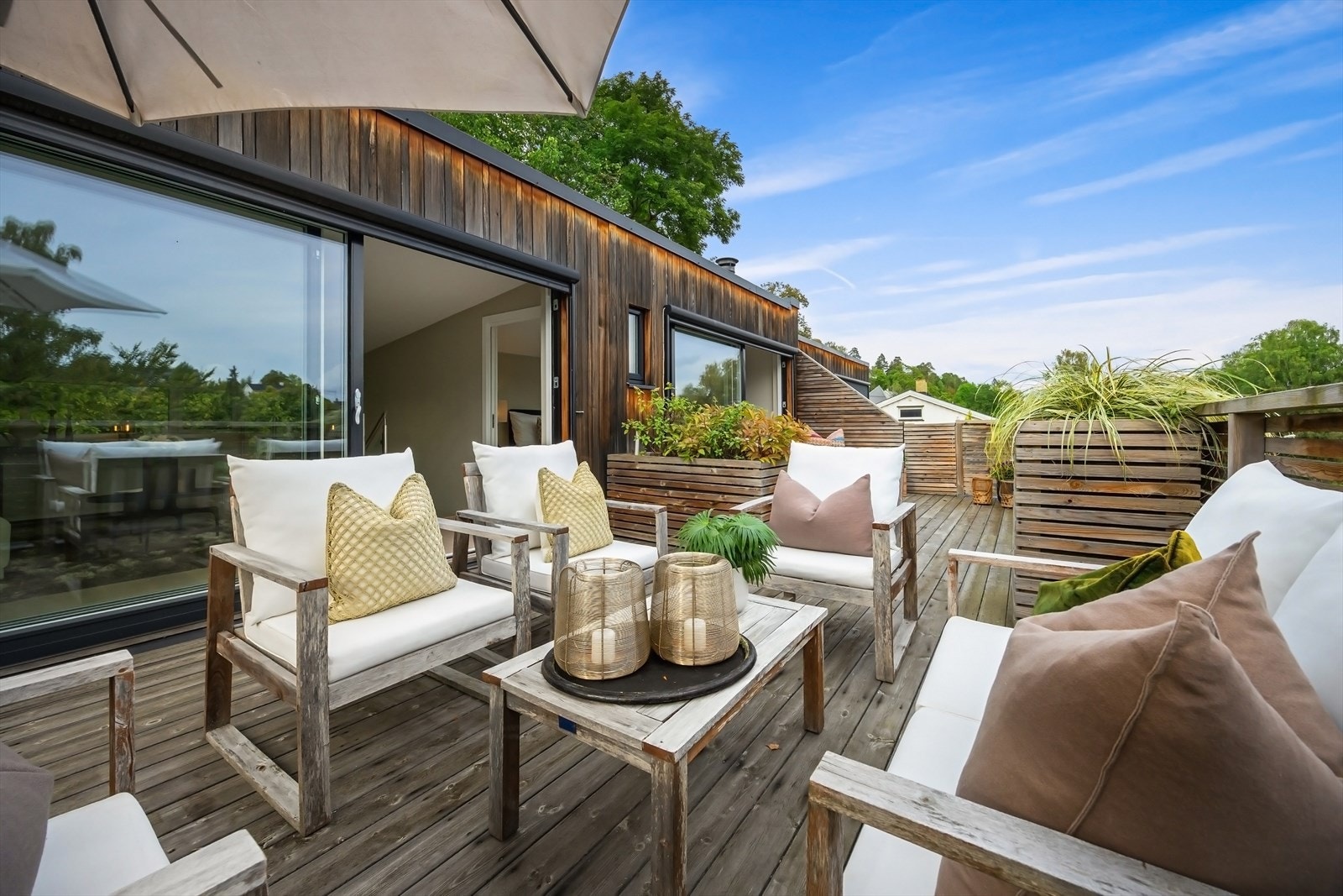 Toppetasjen er fra 2014, med 40 m² terrasse Galleribilde