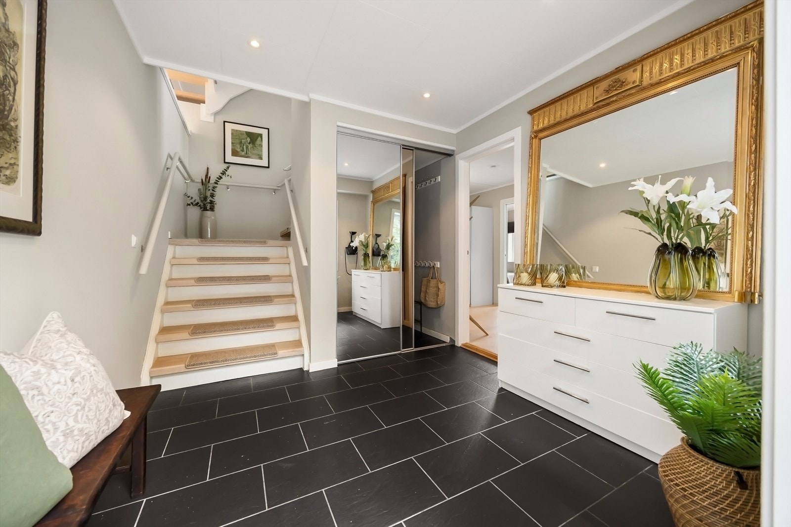 Entré/hall 1. etasje, gulvvarme og garderobe Galleribilde