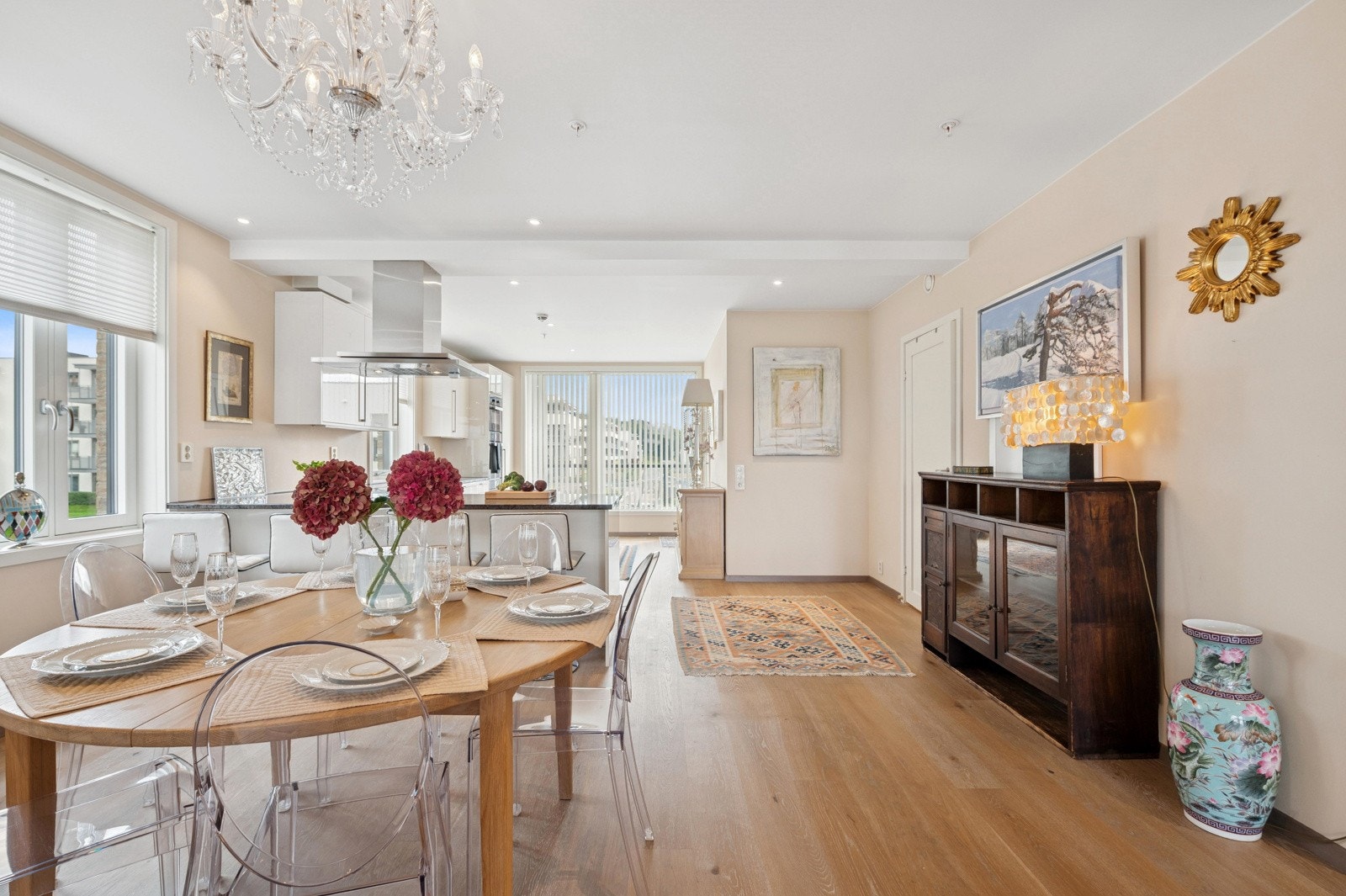 Moderne kjøkken integrert med spisestue, lys og luftig planløsning. Galleribilde