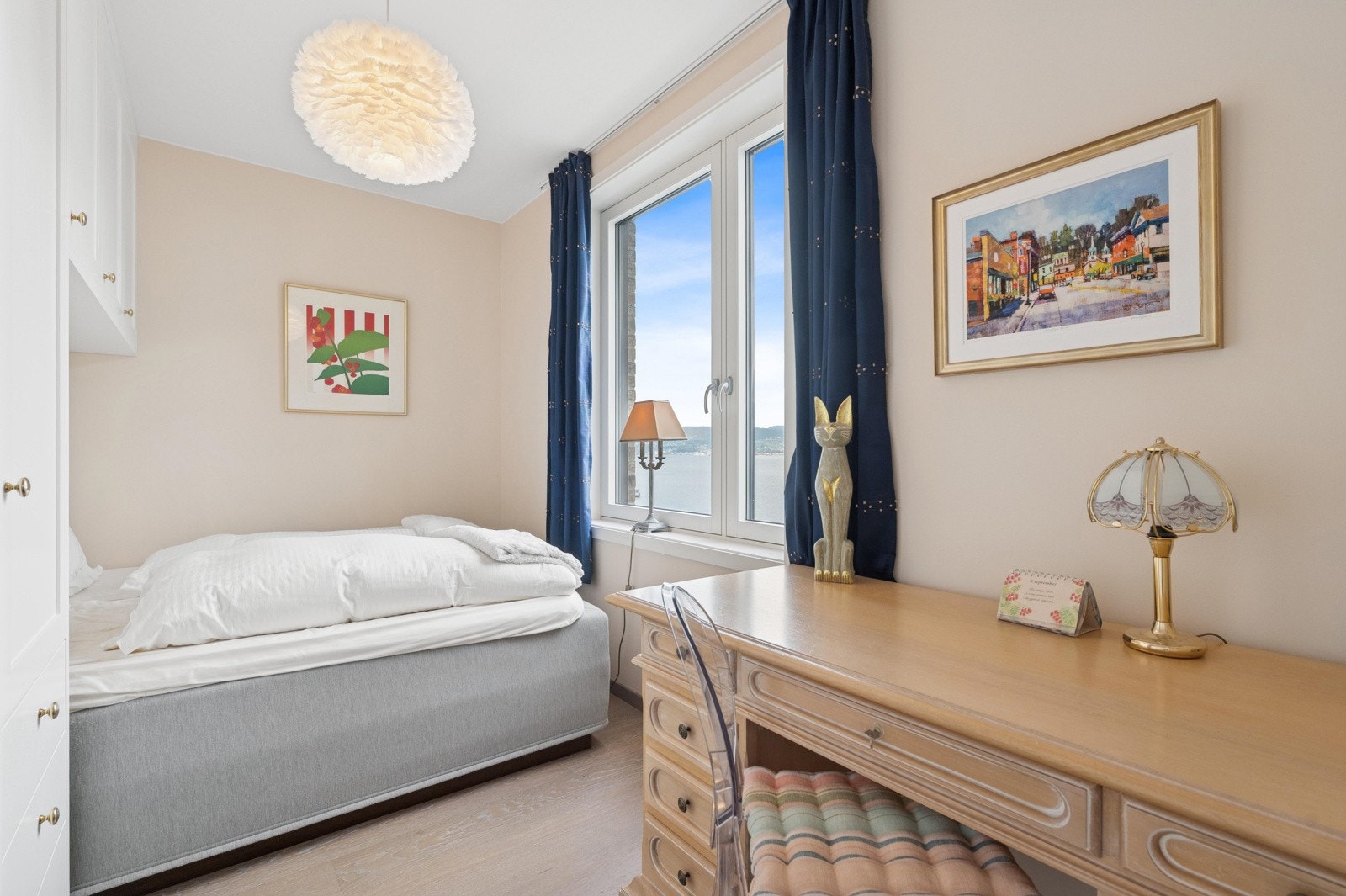 Praktisk rom som kan tilpasses som kontor, gjesterom eller hobbyrom. Galleribilde