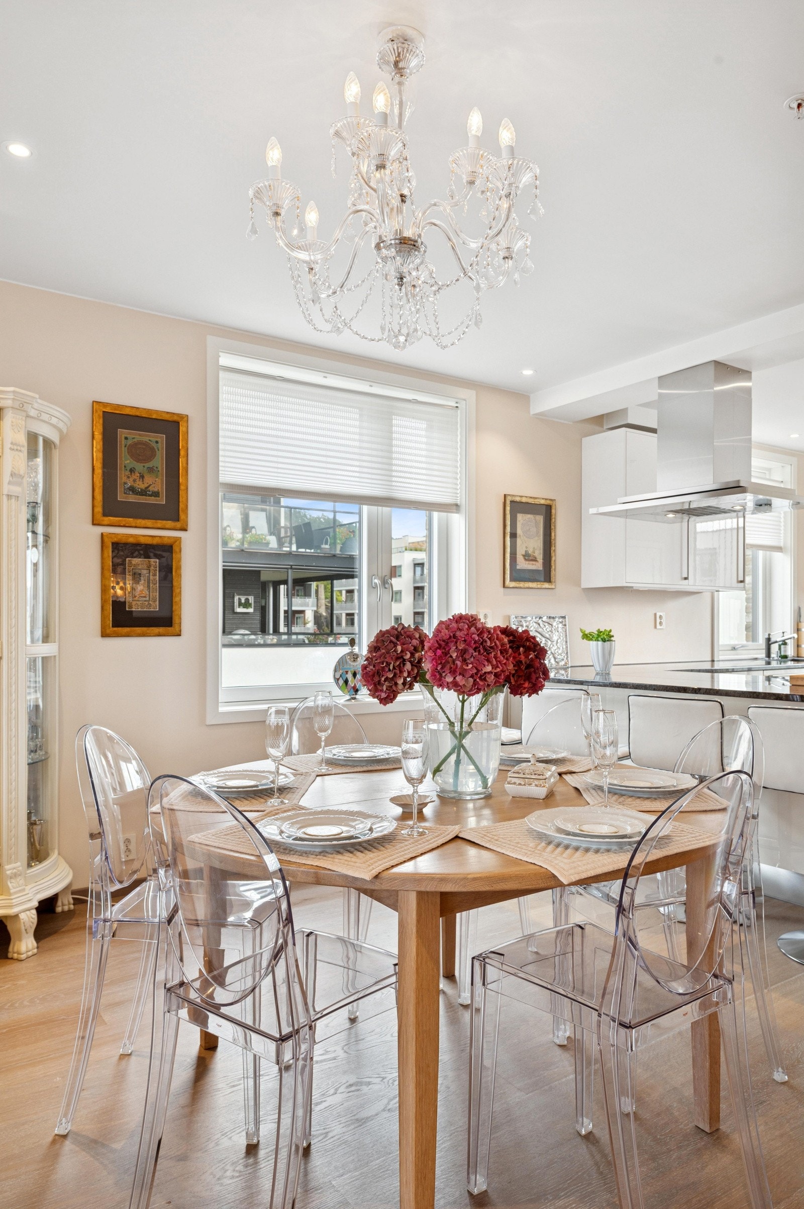 Lys og innbydende spisestue med plass til lange middager og hyggelige stunder. Galleribilde