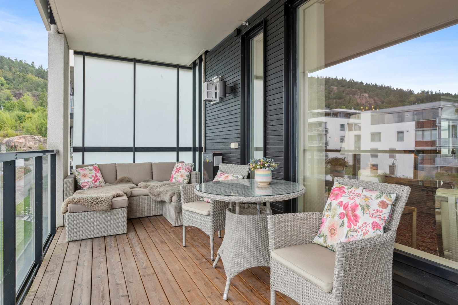 Vestvendt balkong på 15 m² med utsikt mot fjorden, perfekt for solrike ettermiddager. Galleribilde