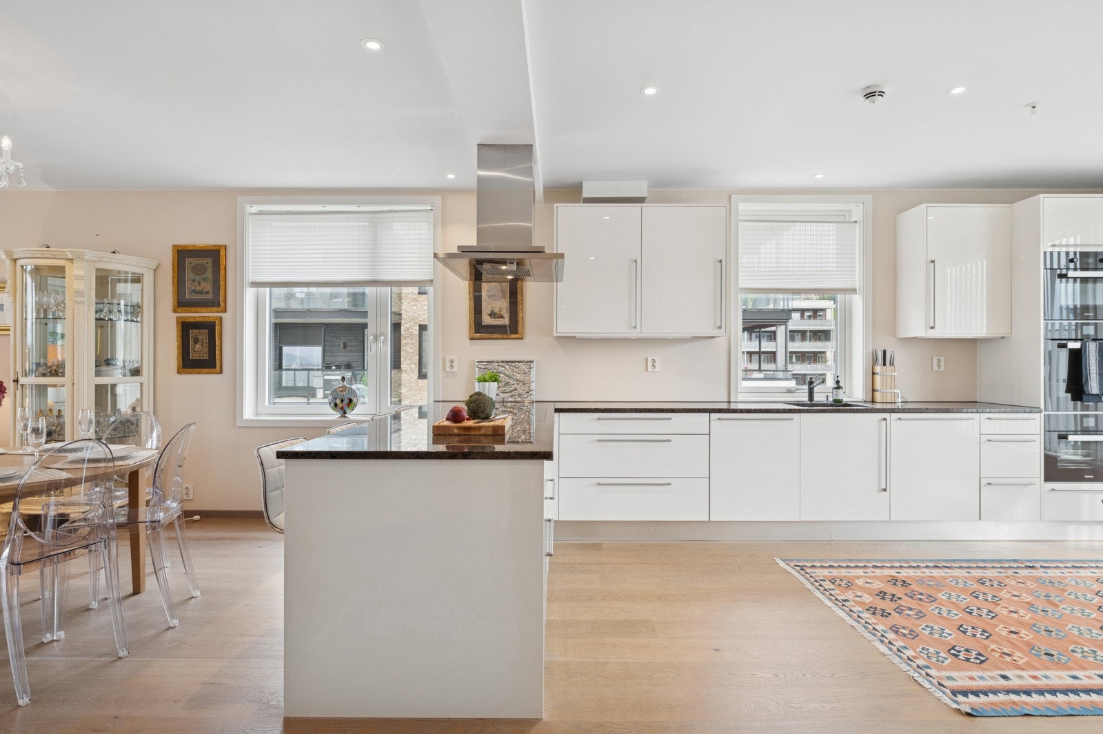 Stilrent kjøkken med praktisk vindu som gir ekstra lys. Galleribilde