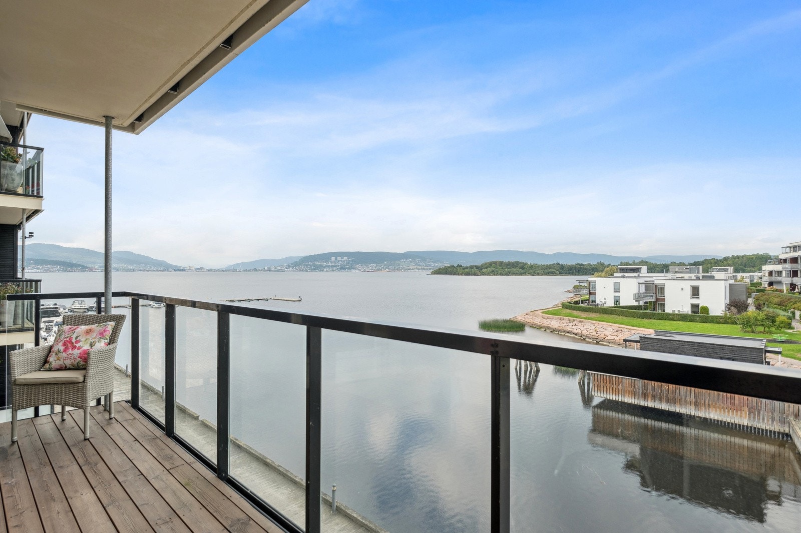 Balkong med fantastisk fjordutsikt og solrike kvelder. Galleribilde