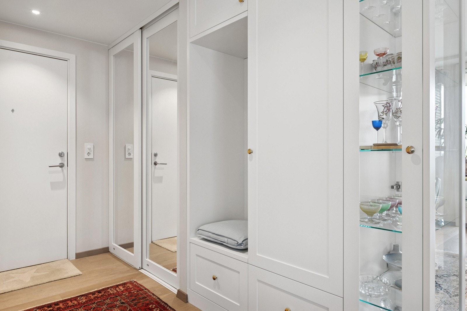 Romslig entré med plassbygde garderobeløsninger fra JH Interiør og vannbåren varme. Galleribilde