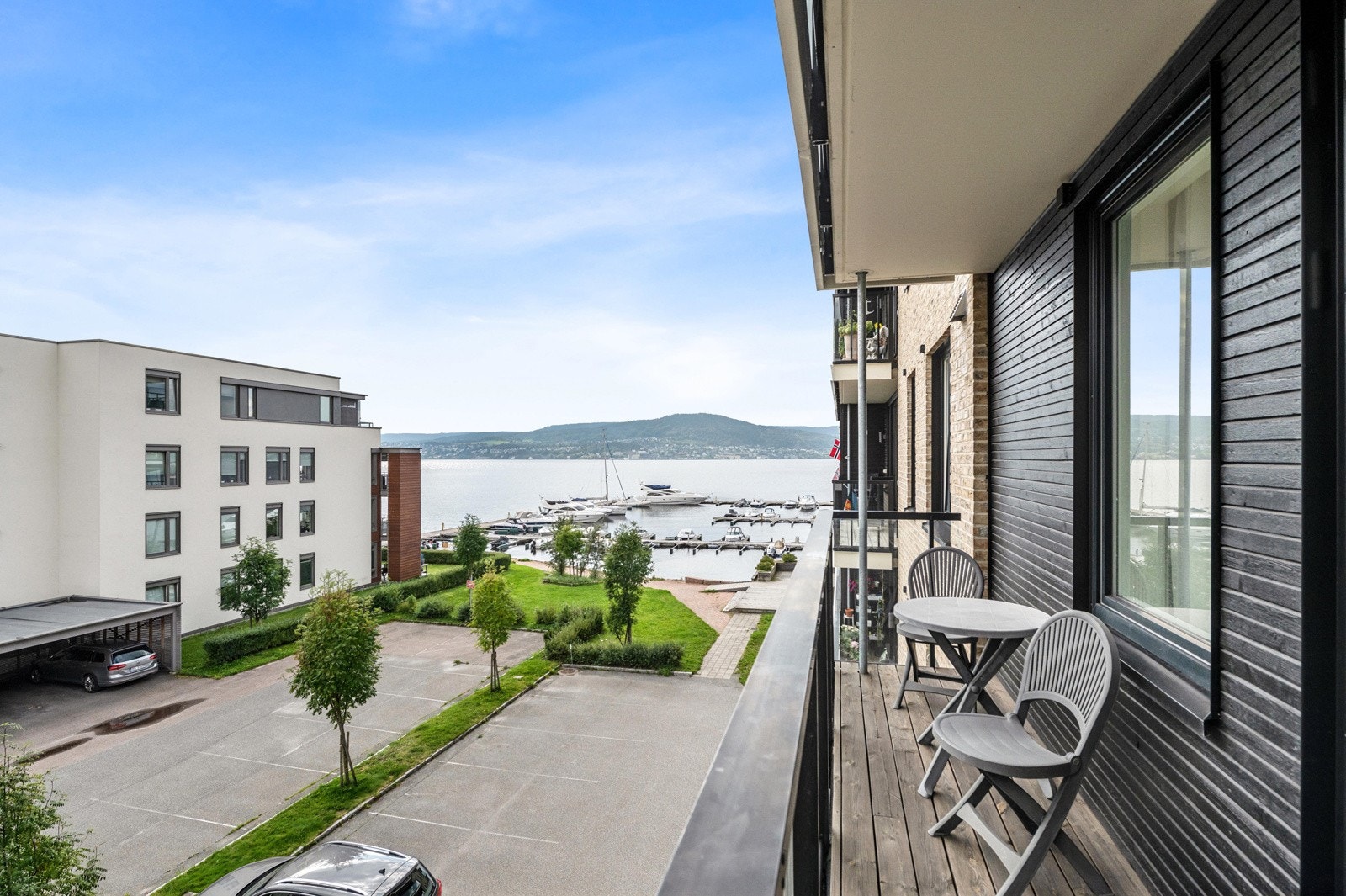 Østvendt balkong direkte fra hovedsoverommet, ideell for morgenkaffe og frisk luft. Galleribilde