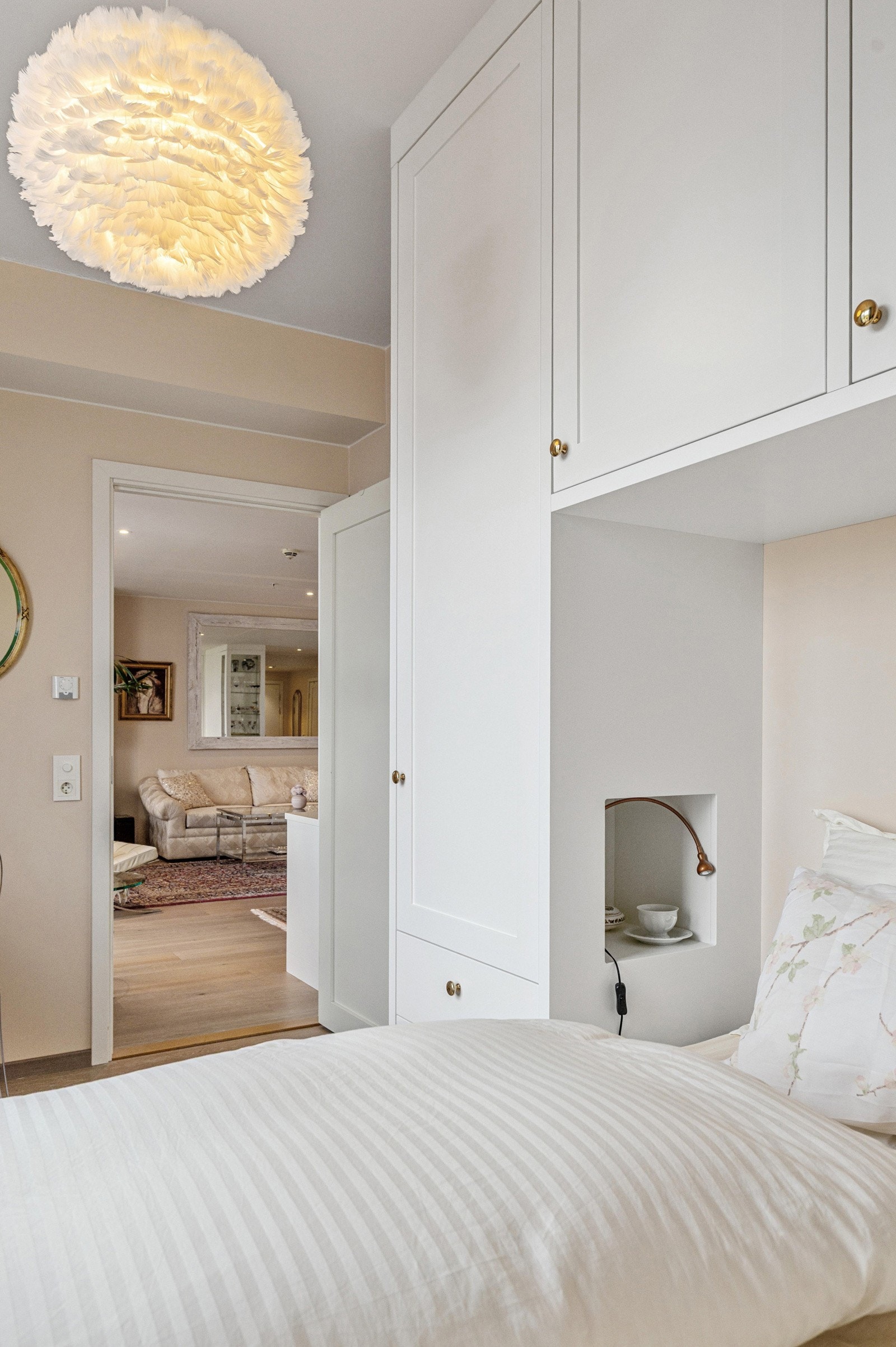 Soverom 2 med plassbygd garderobe fra JH Interiør og praktisk adkomst til bod. Galleribilde