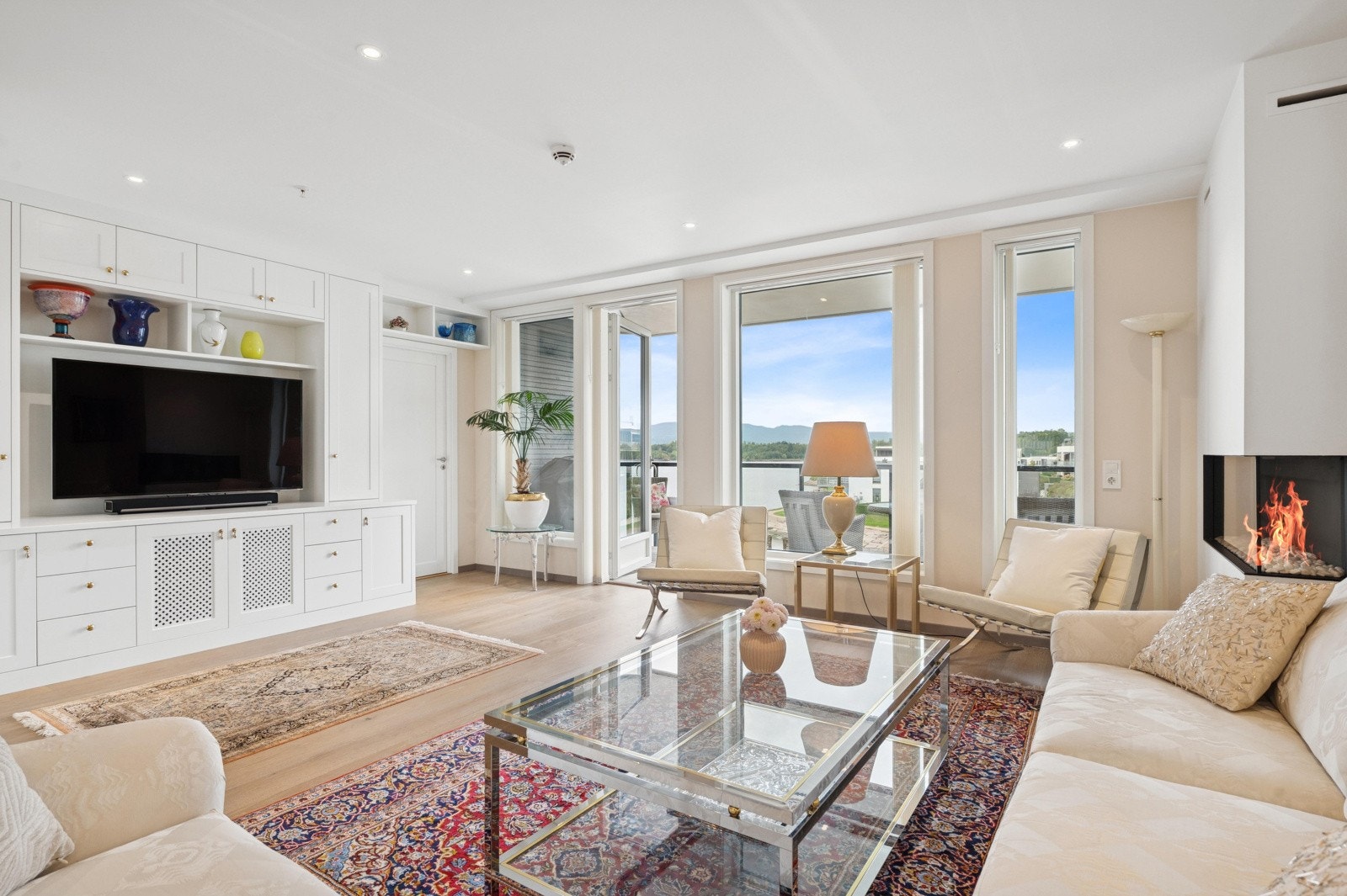 Stue med integrert TV-benk og smart oppbevaring fra JH Interiør. Galleribilde