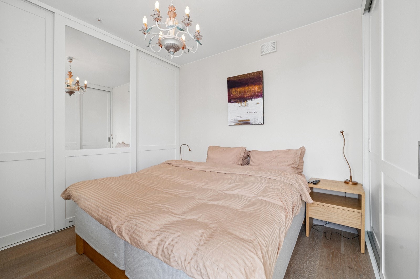 Romslig hovedsoverom med plassbygde garderober fra JH Interiør og egen frokostbalkong. Galleribilde