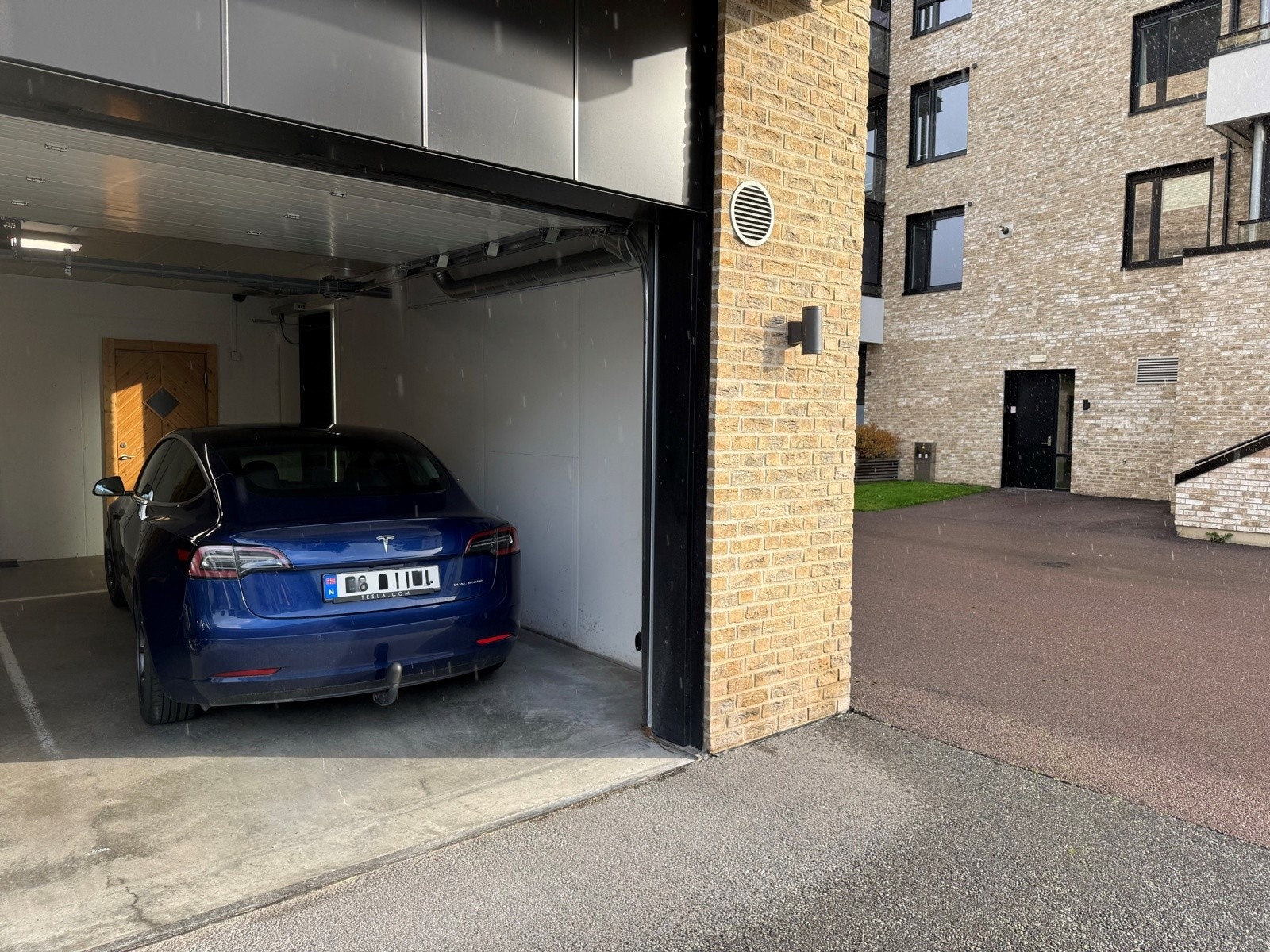 Privat garasjeplass med direkte, enkel inn- og utkjøring ? praktisk og lett tilgjengelig. Galleribilde