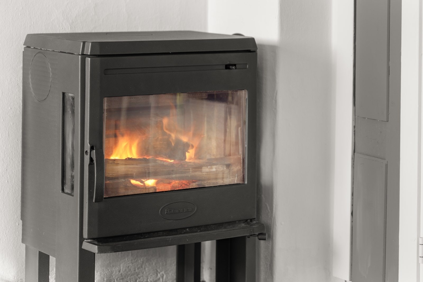 Leiligheten har vedovn som varmer godt i vinterhalvåret Galleribilde