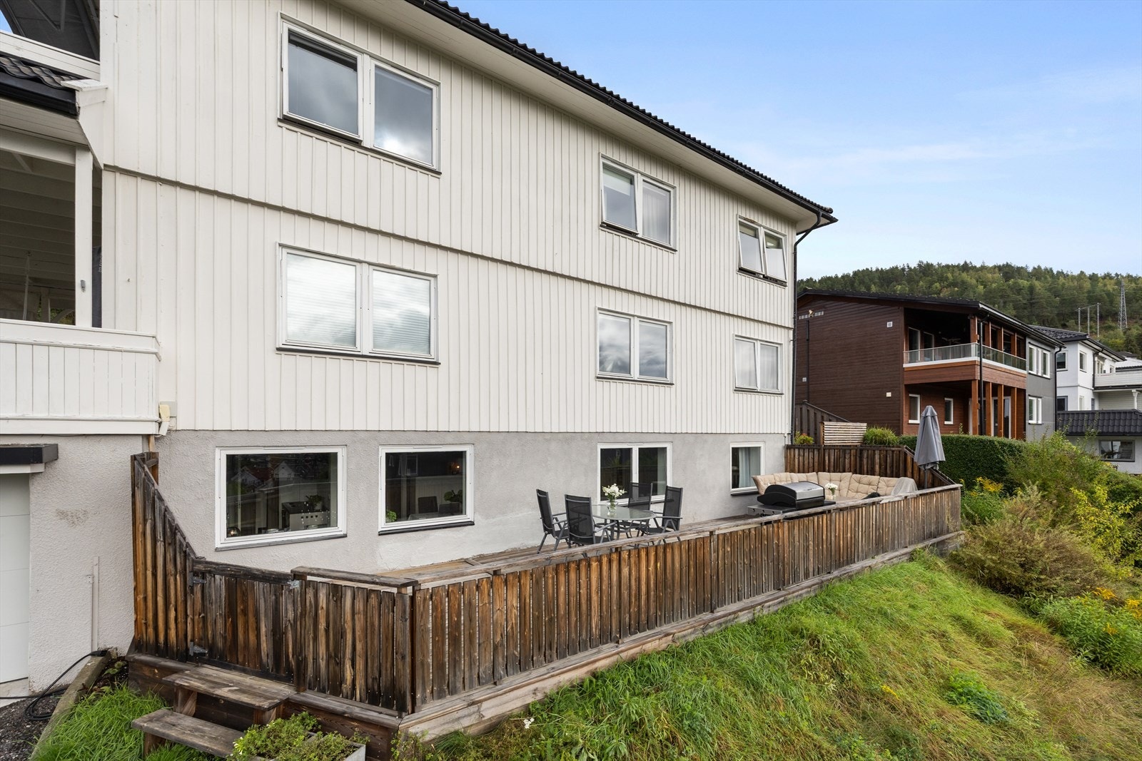 Leiligheten disponerer terrasse med utvendig portadkomst Galleribilde