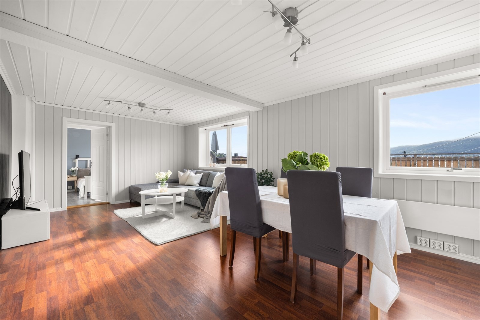 Romslig stue med god plass til sofa og tilhørende møblement, i tillegg til stor spisestue Galleribilde