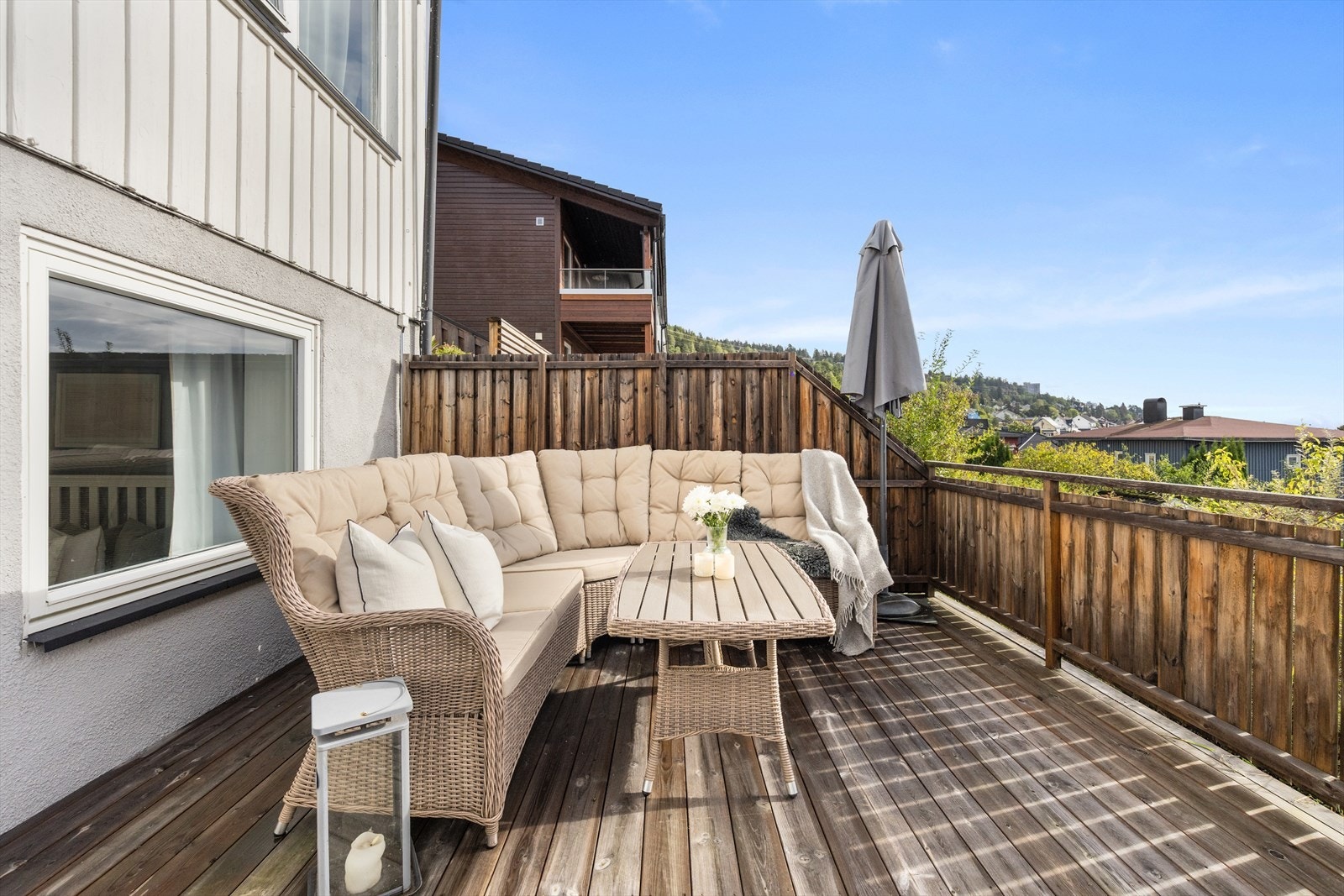 Stor terrasse i forkant av leiligheten Galleribilde