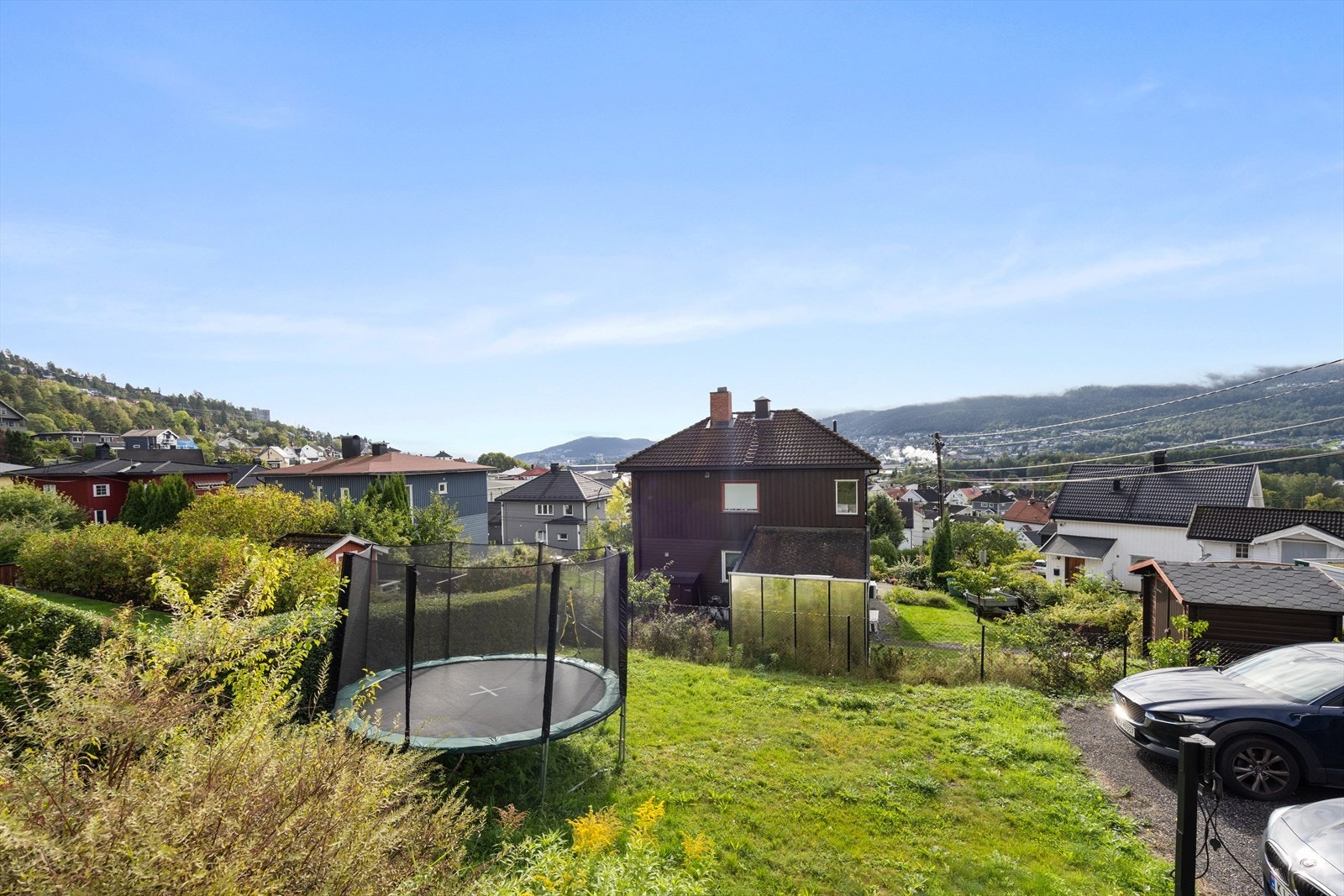 Felles hage på nedsiden av terrassen. Det er for øvrig gode utsiktforhold fra terrasse. Galleribilde
