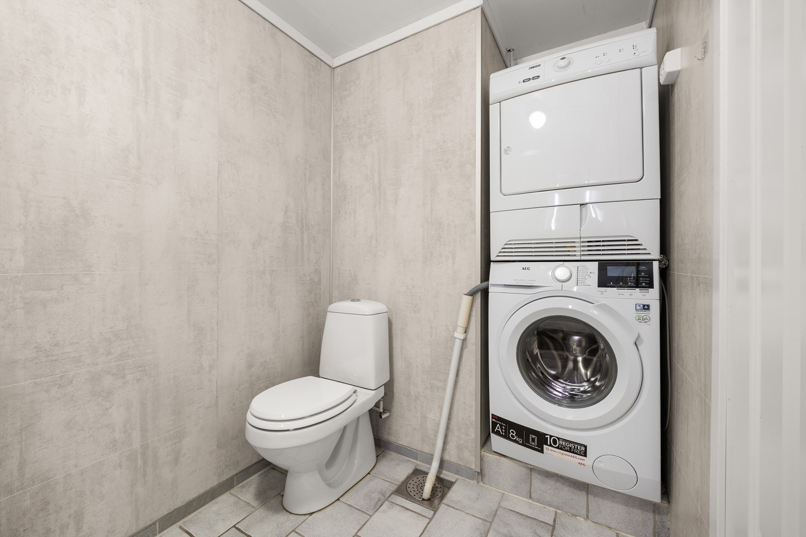 Klosettet ble byttet i 2012. Badet har opplegg for vaskemaskin og tørketrommel plassert i praktisk nisje Galleribilde