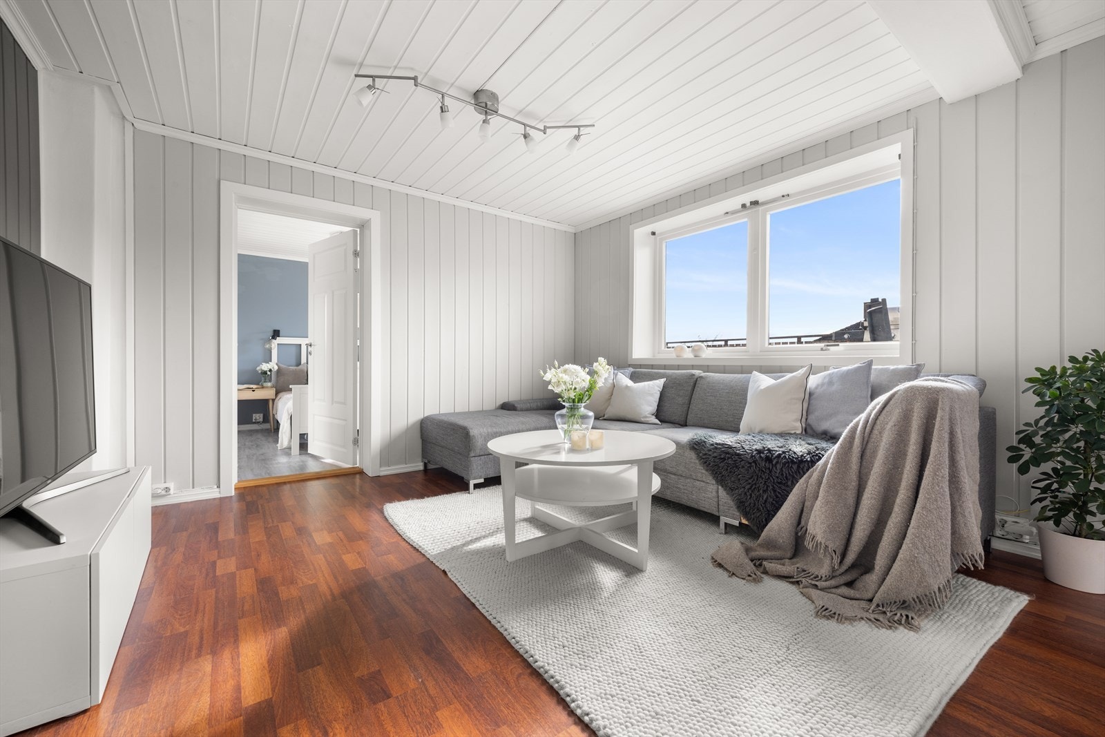 Fra stuen er det videre adkomst til et romslig soverom Galleribilde