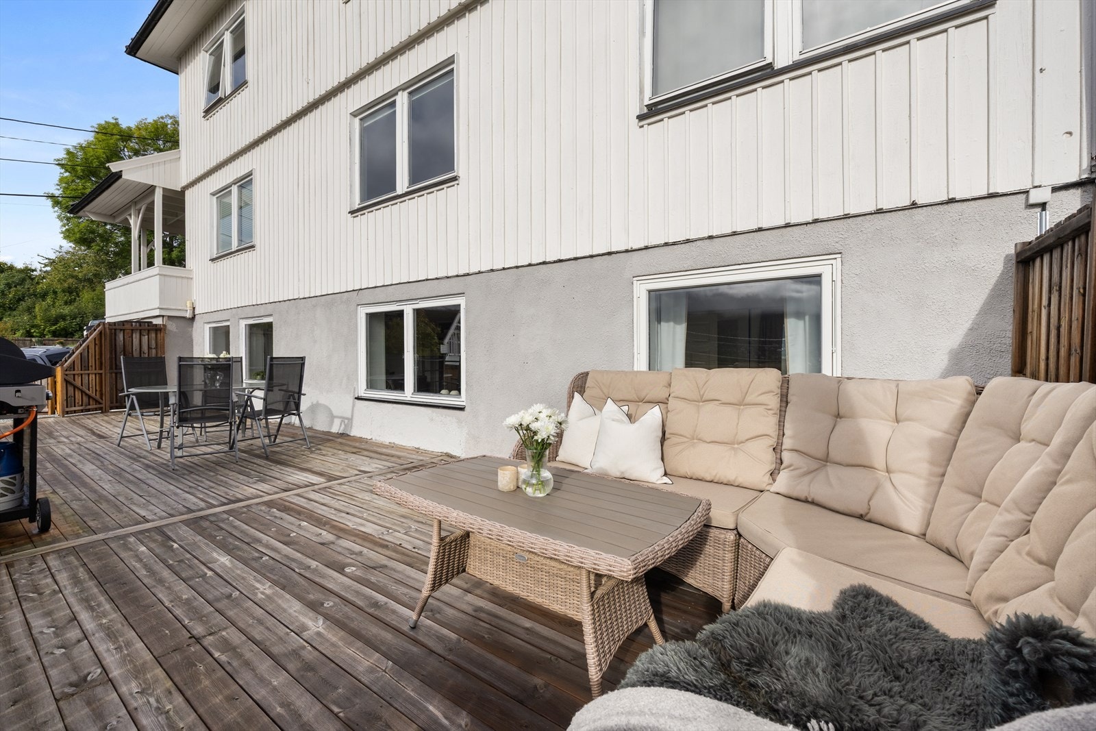 Romslig plass til utemøblering Galleribilde